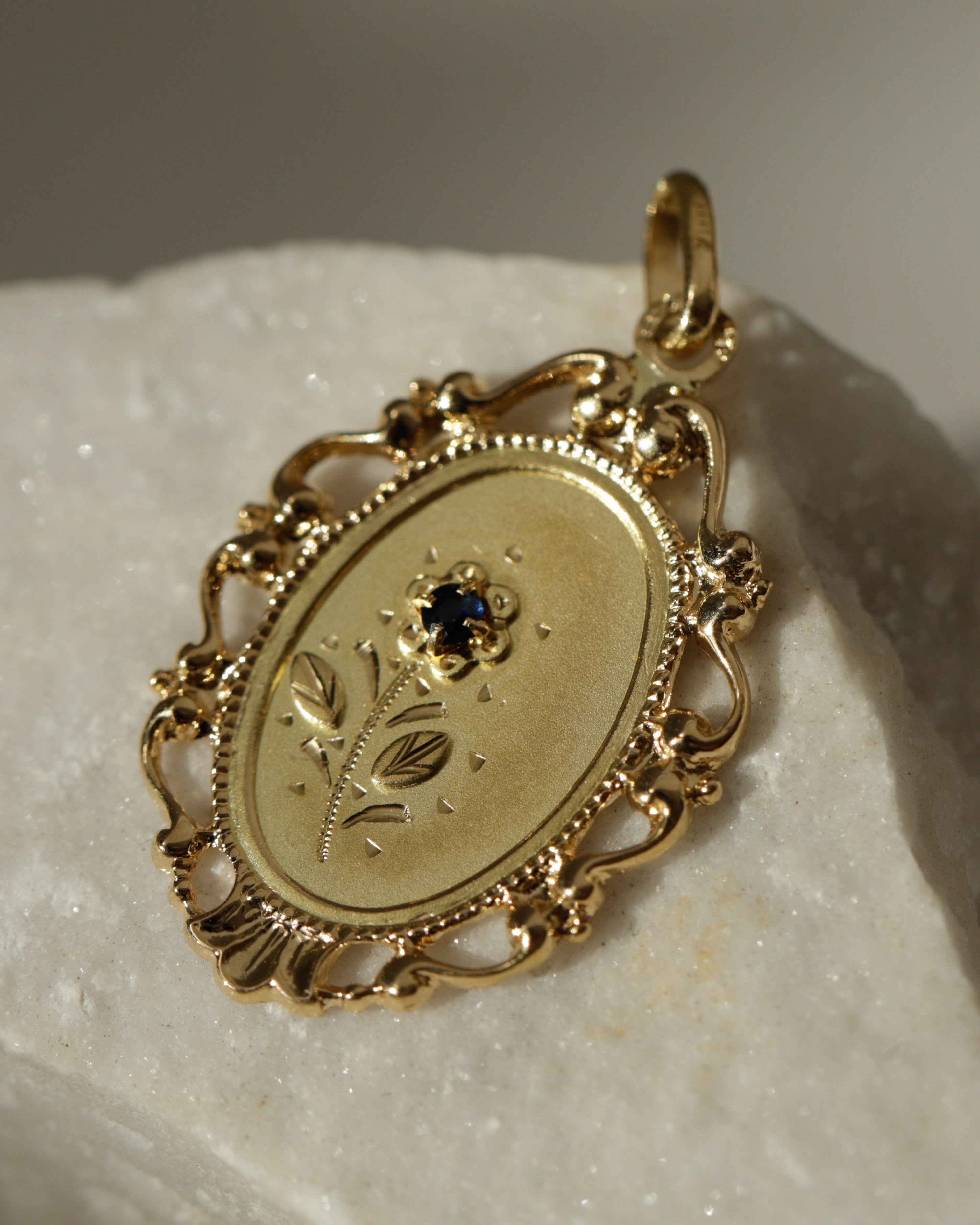Collier Vintage en Résine – Bijou rétro artistique et lumineux