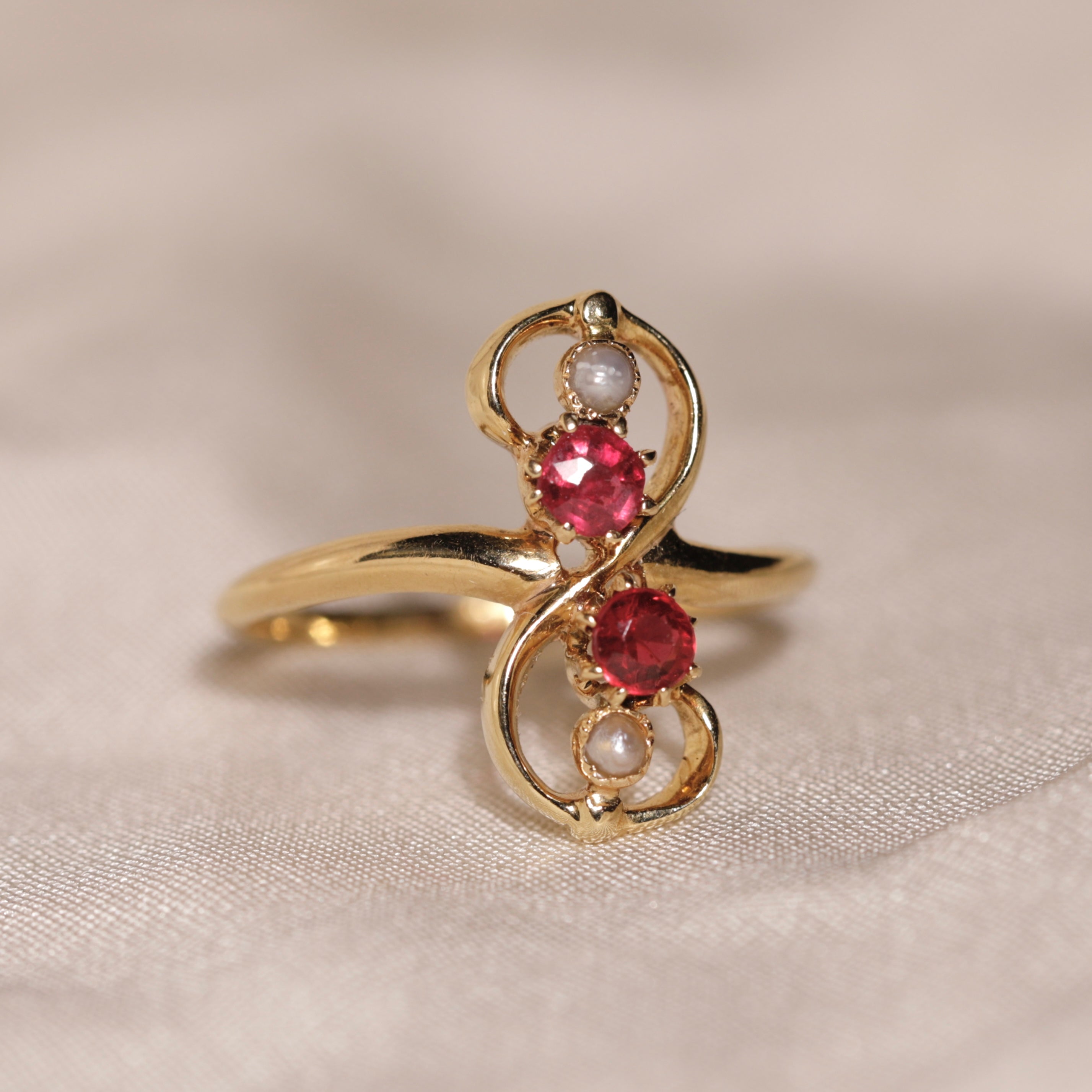 Bague vintage infini pierres rouges et perles
