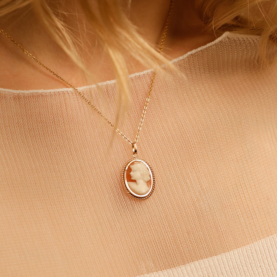 Pendentif vintage camée coquille femme