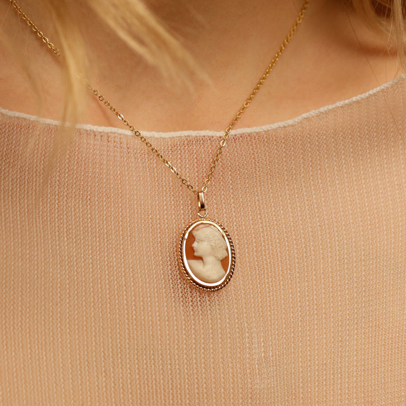 Pendentif vintage camée coquille femme