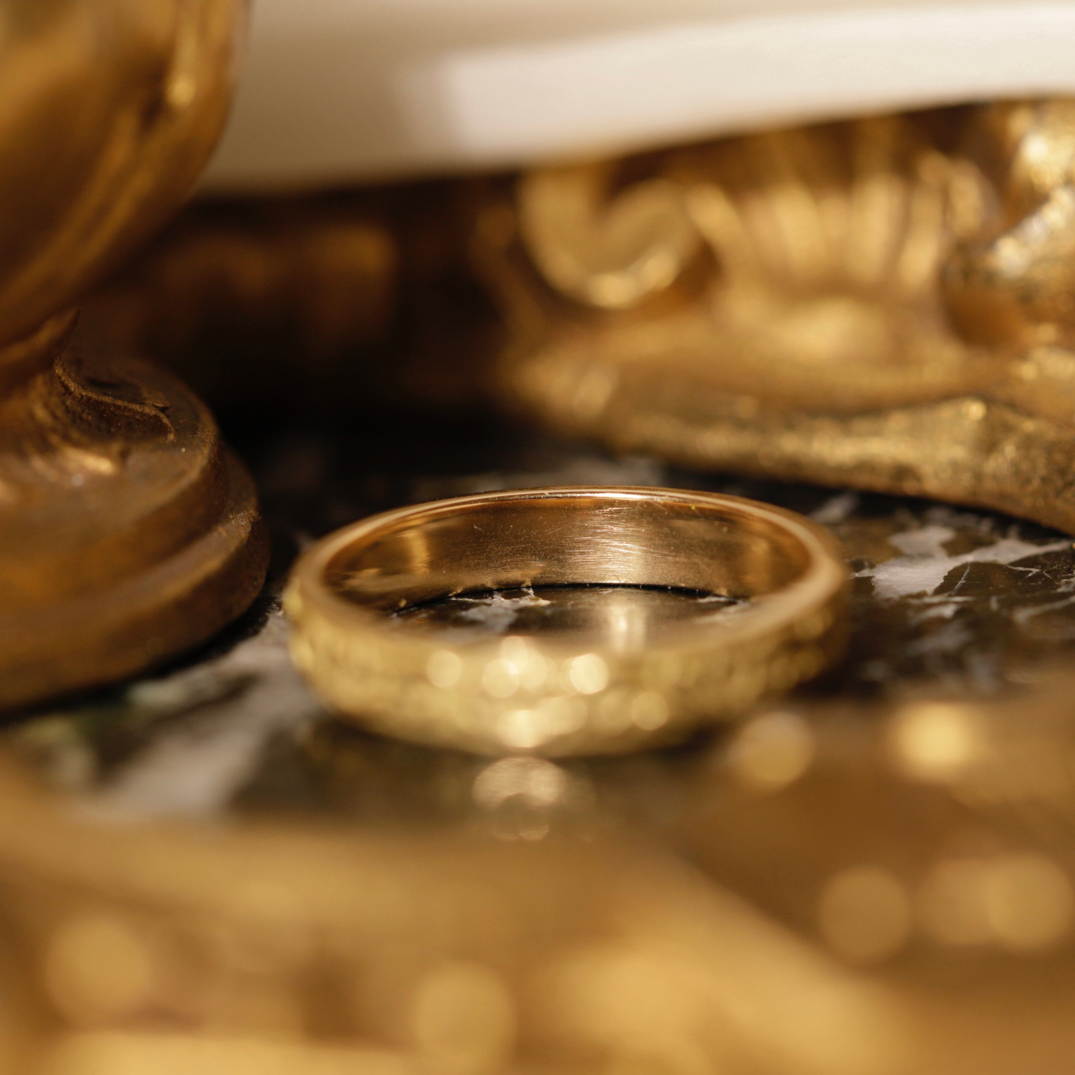 Alliance homme à motifs feuillages en or 2