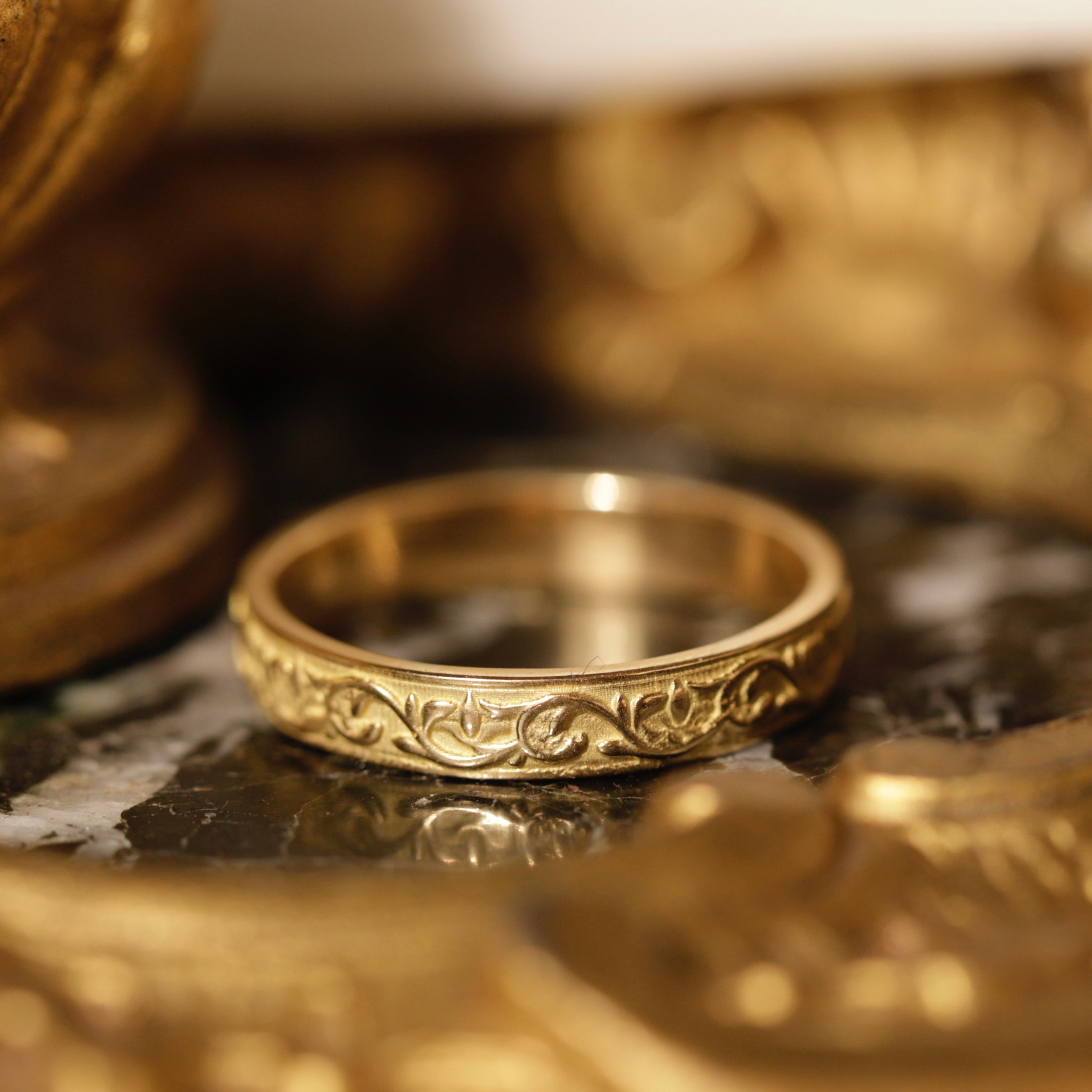 Alliance médiévale homme à motifs feuillages en or