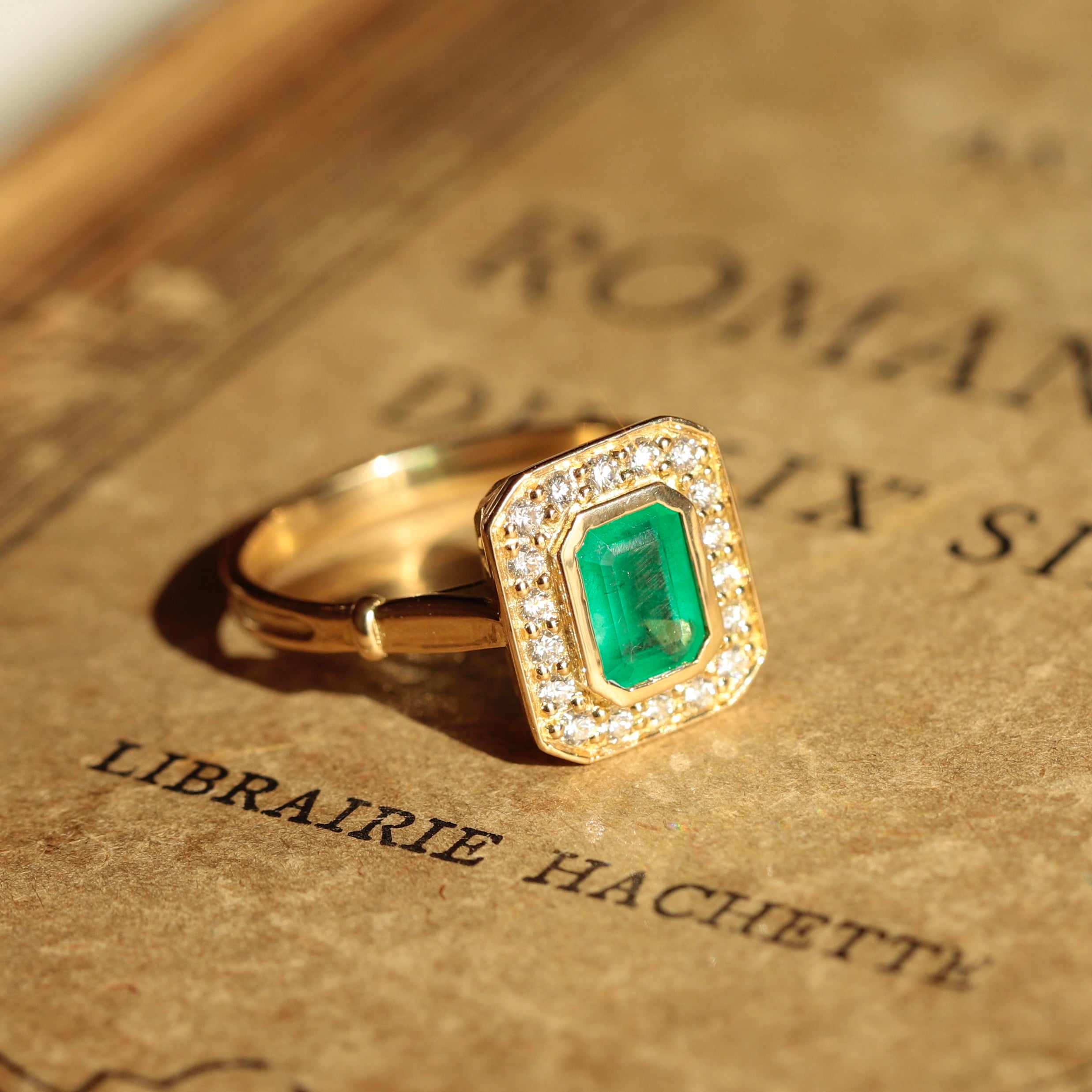 Bague Art Déco émeraude et diamants style vintage