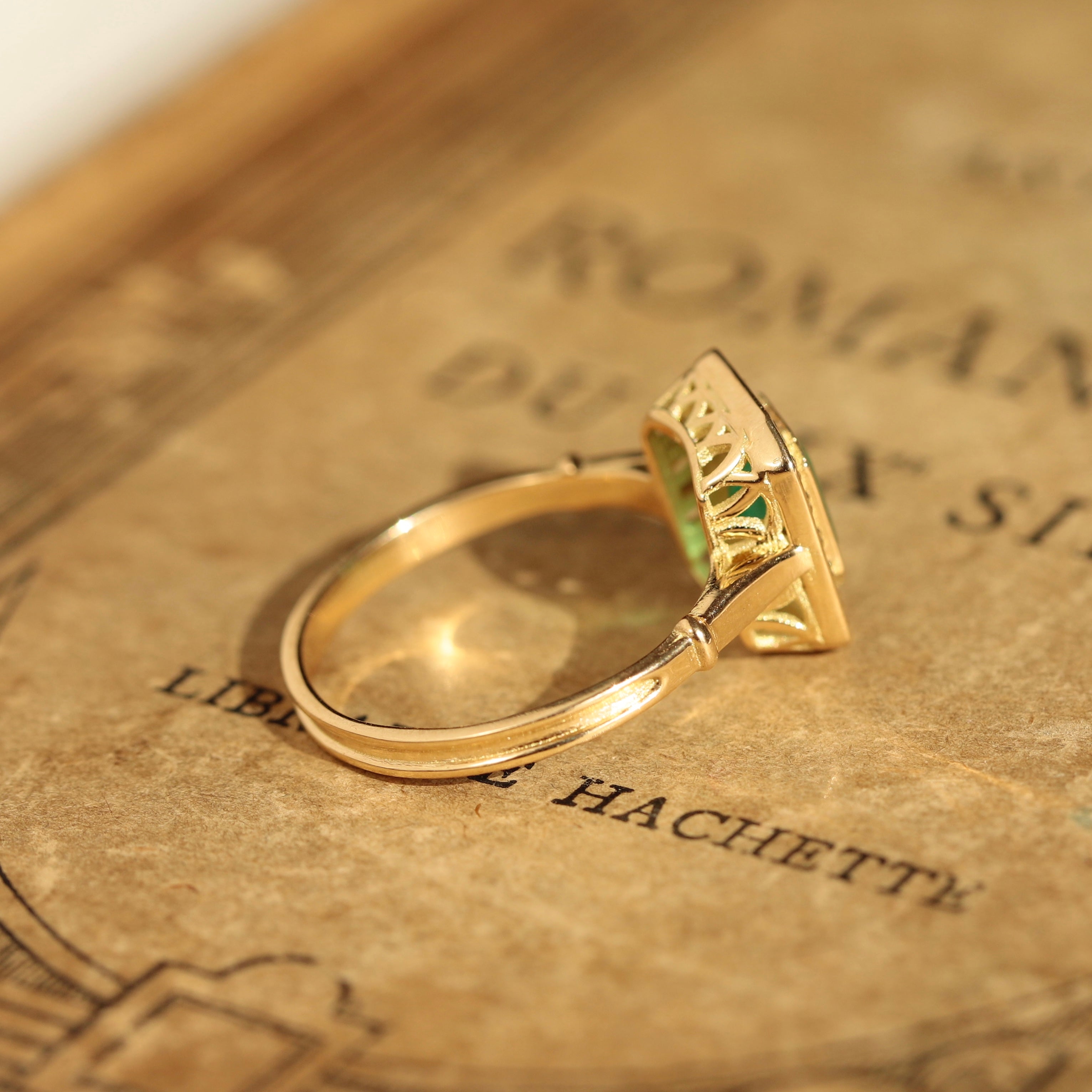 Bague Art Déco émeraude et diamants style vintage 5