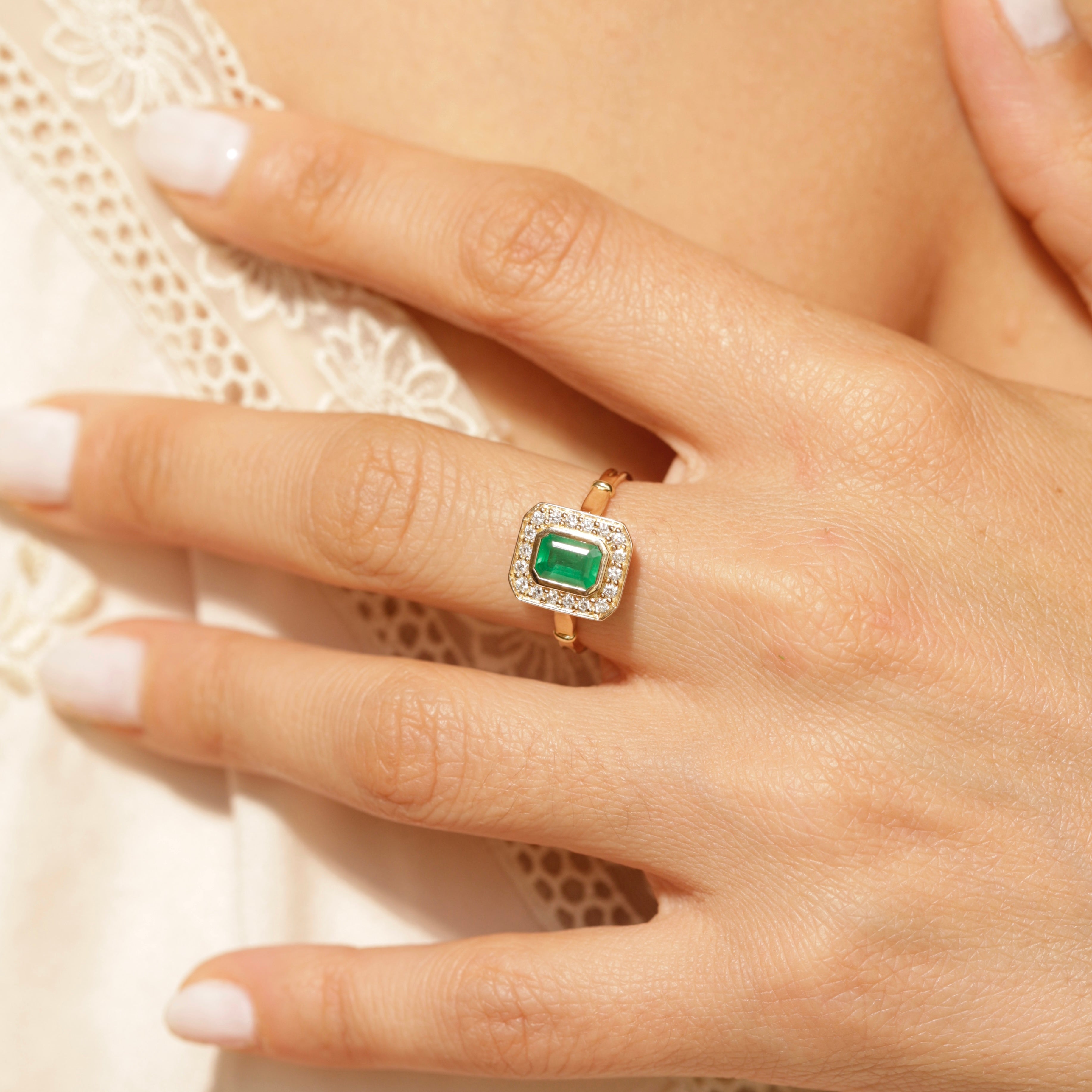 Bague Art Déco émeraude et diamants style vintage porté 1