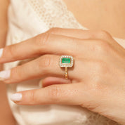 Bague Art Déco émeraude et diamants style vintage porté 2