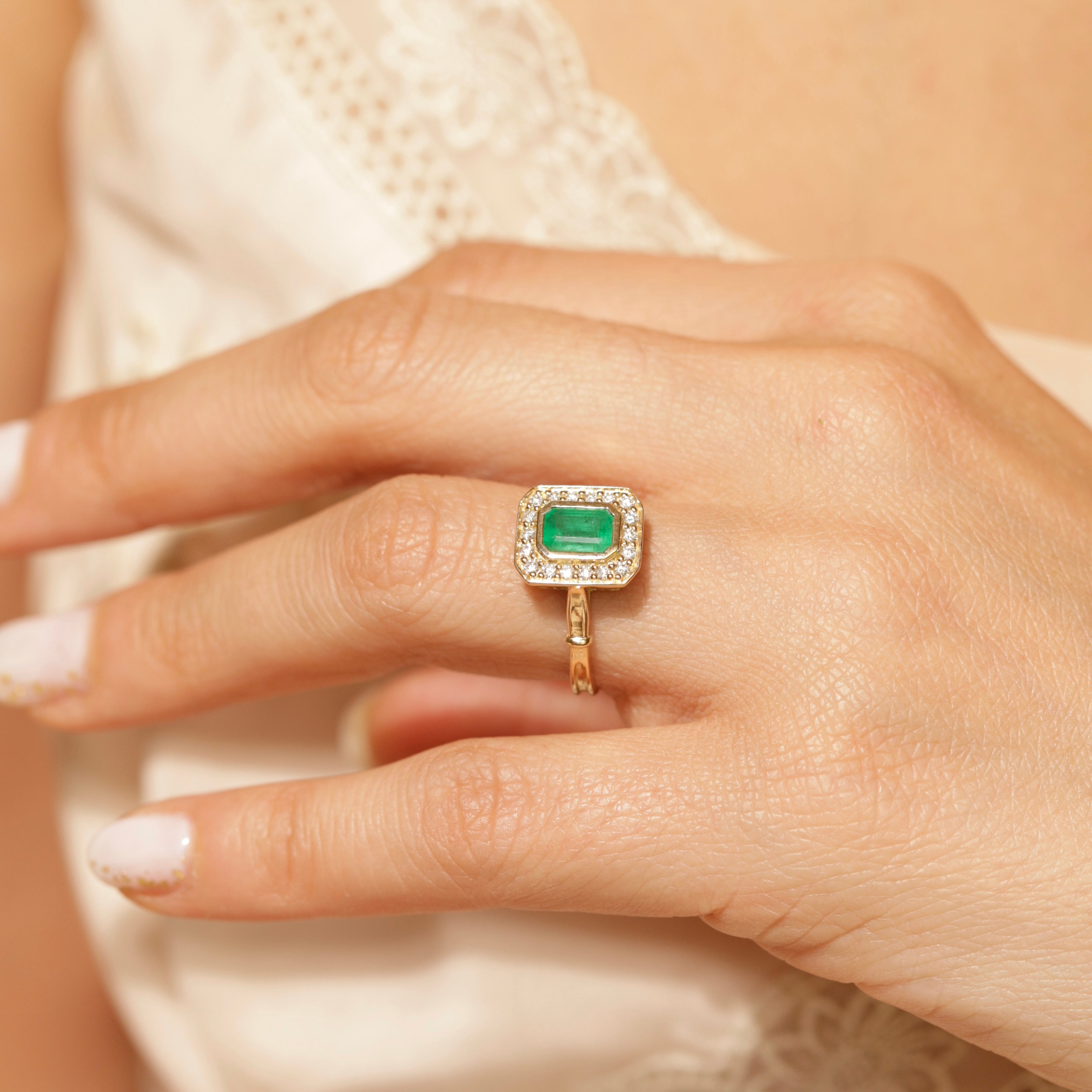 Bague Art Déco émeraude et diamants style vintage porté 2