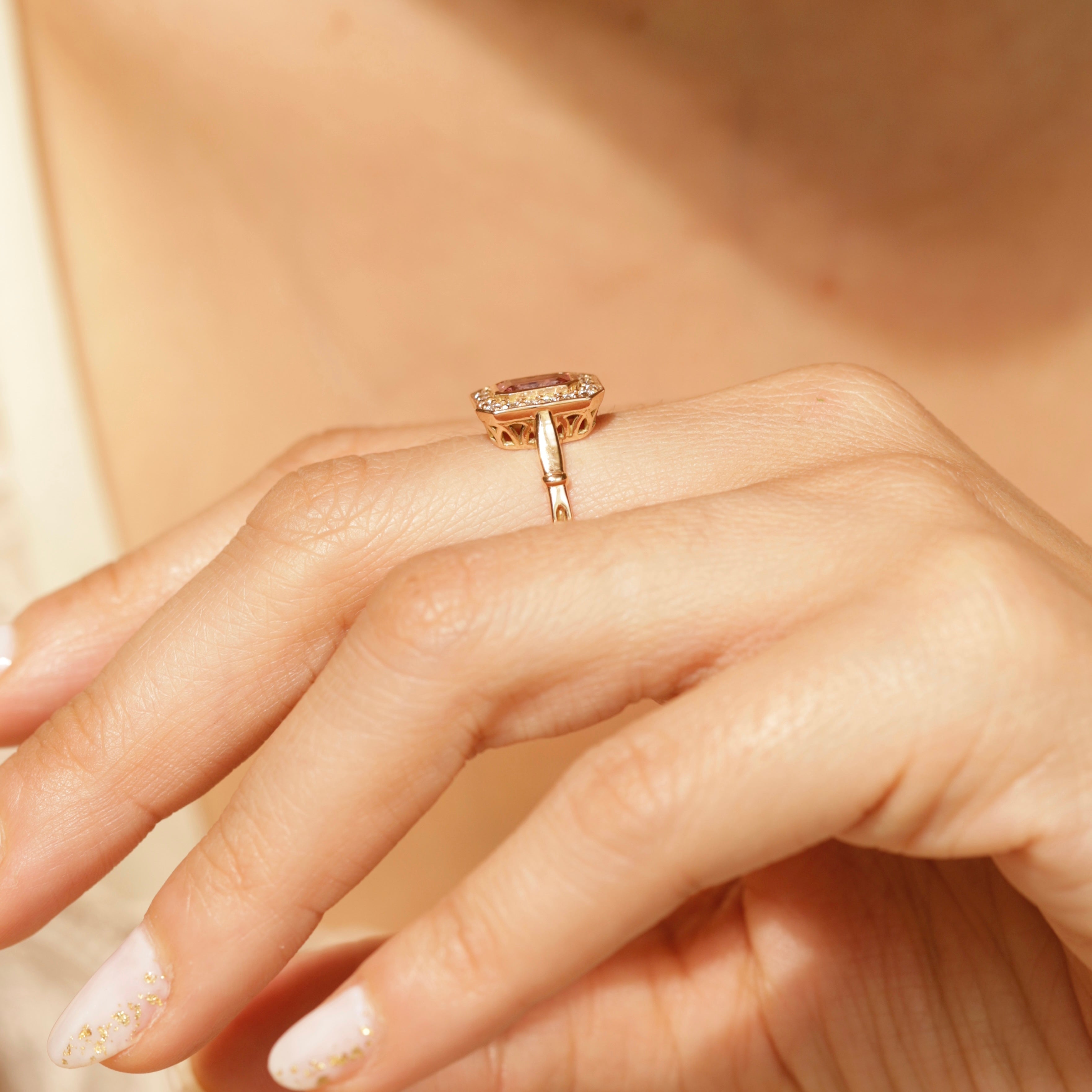 Bague Art Déco tourmaline rose et diamants style vintage porté 2