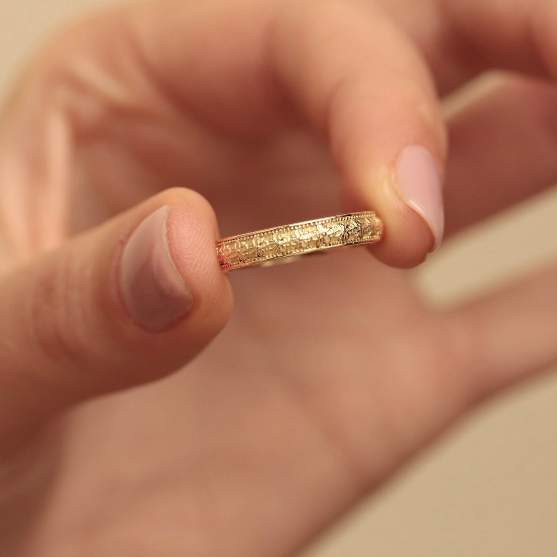 Bague alliance or 18 carats style vintage Serment  2