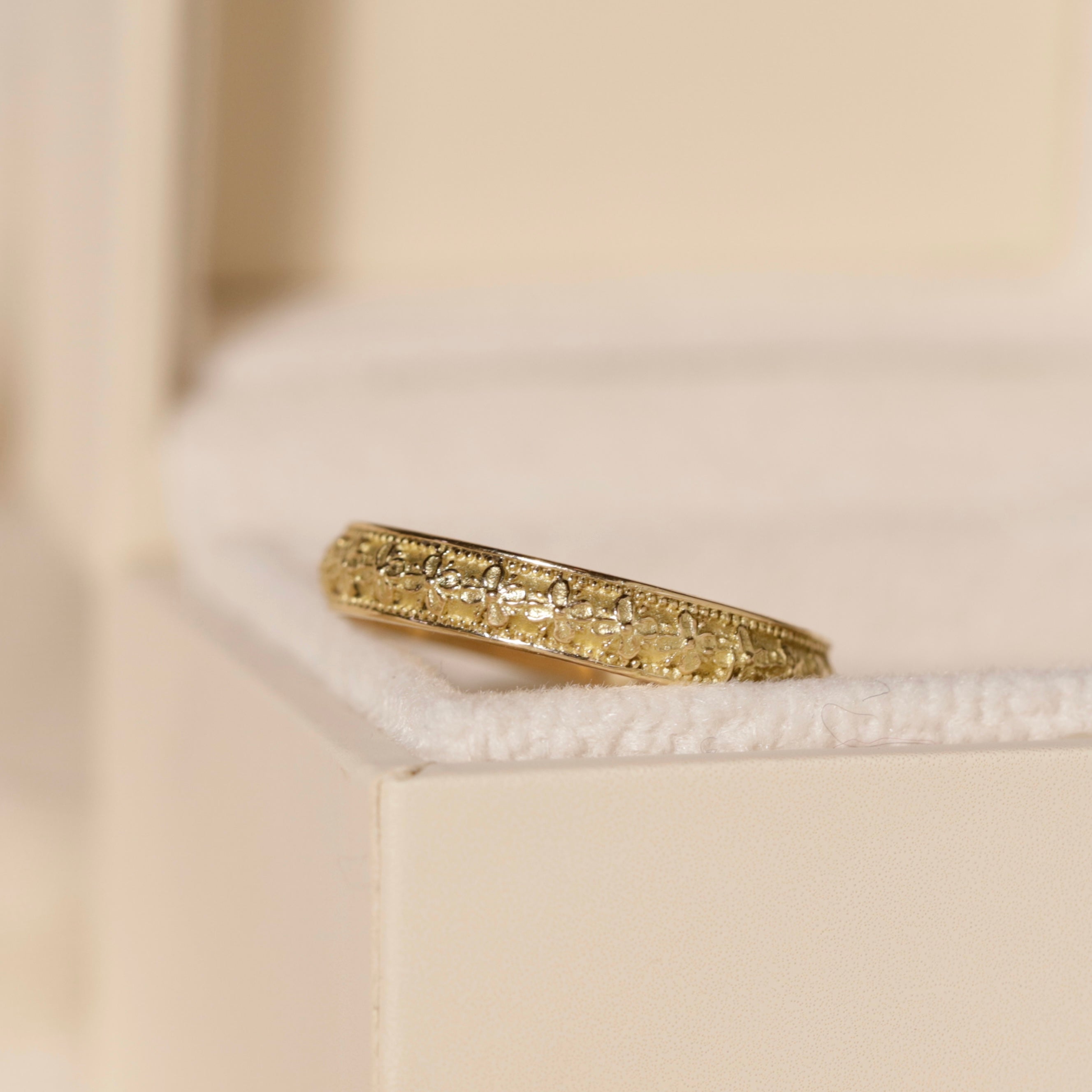 Bague alliance gravée fleurs or 18 carats