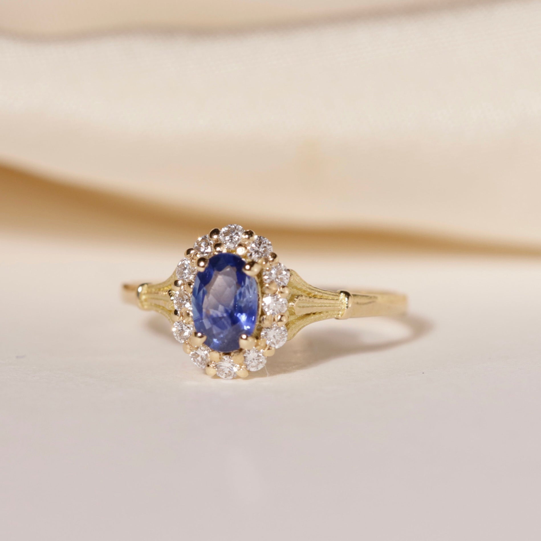 Bague marguerite 18 carats saphir diamants Aurora