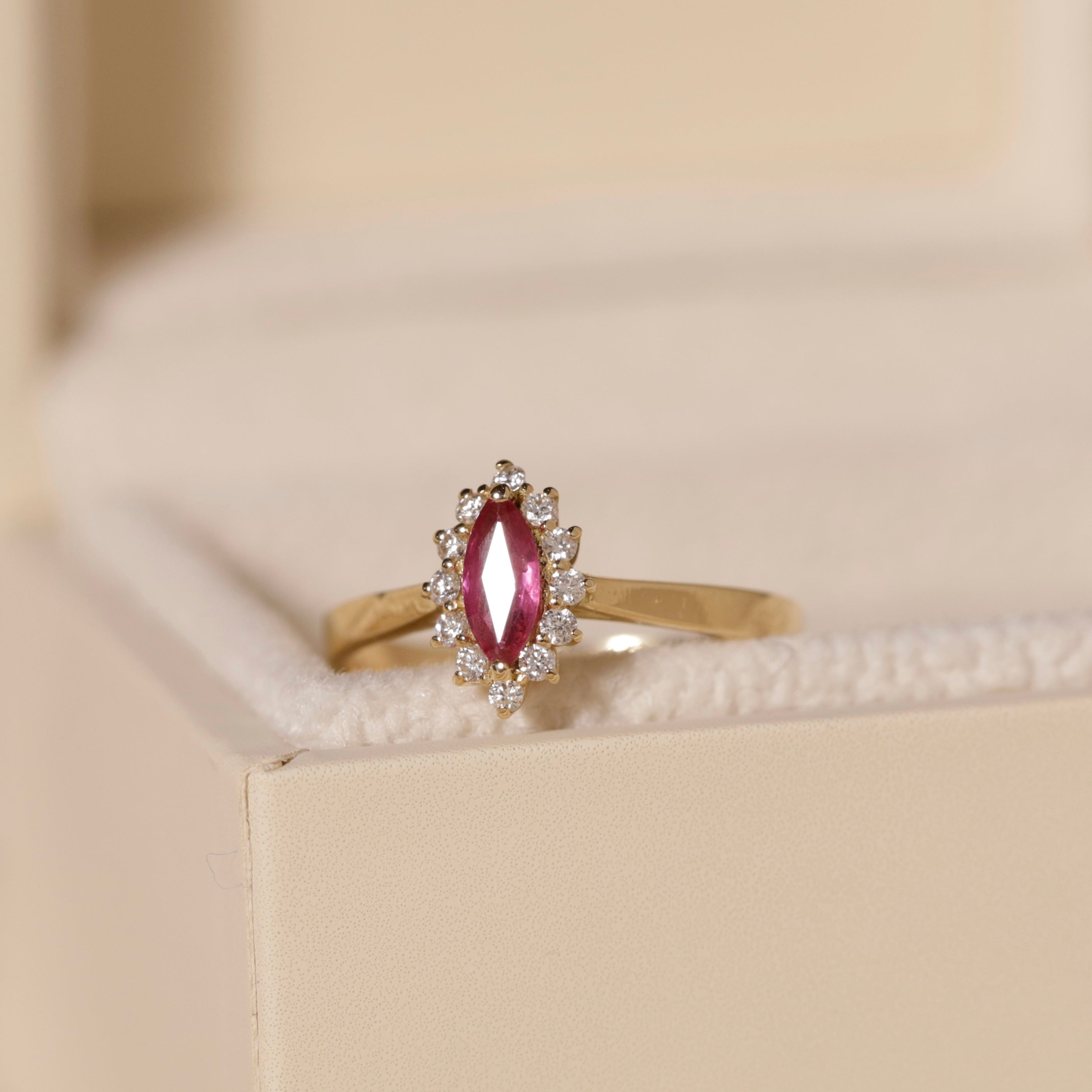 Bague Or Blanc 18 Carats Marquise - Avec Rubis Et Diamants (0.84 Ct Total), 4.72g, Occasion