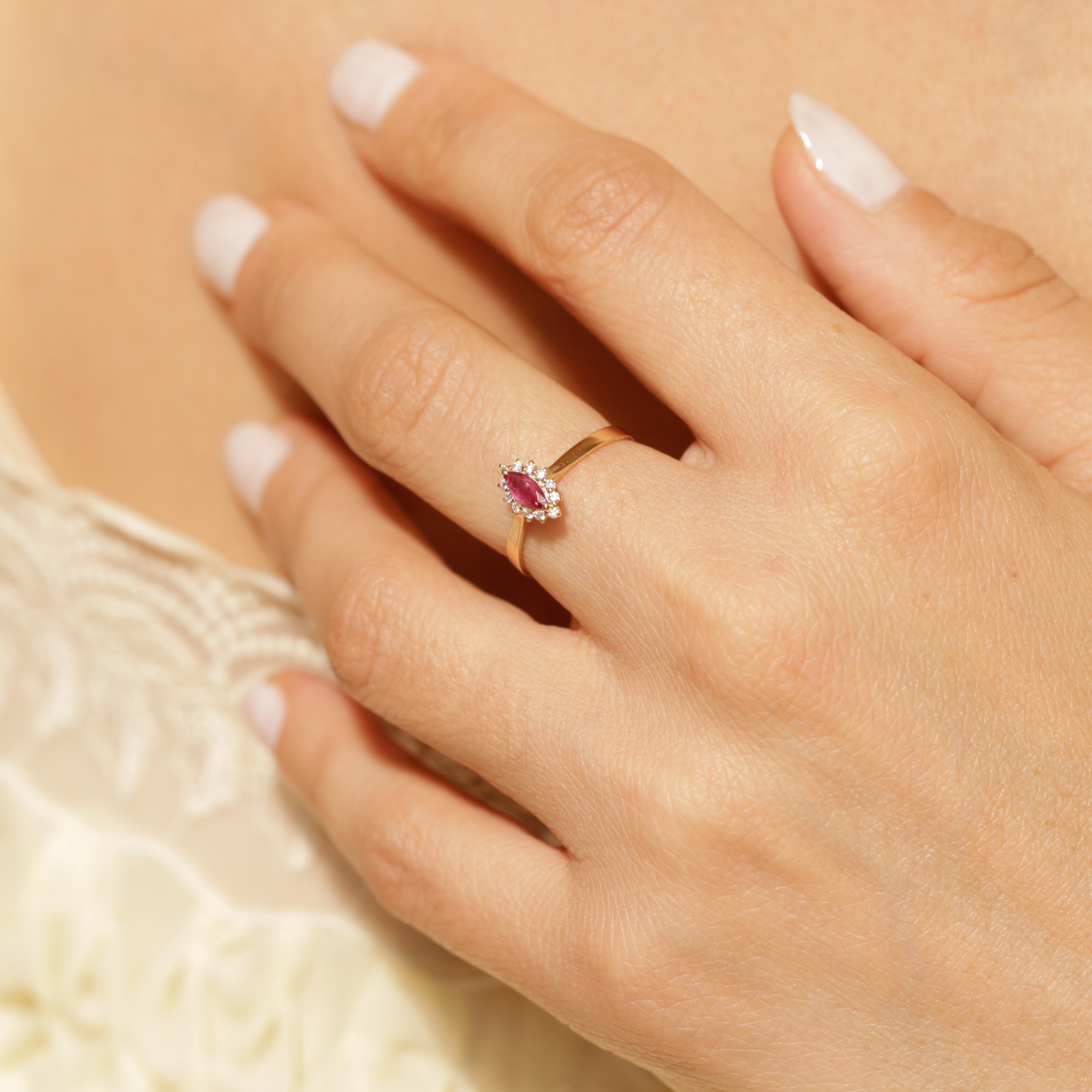 Bague marquise rubis diamants