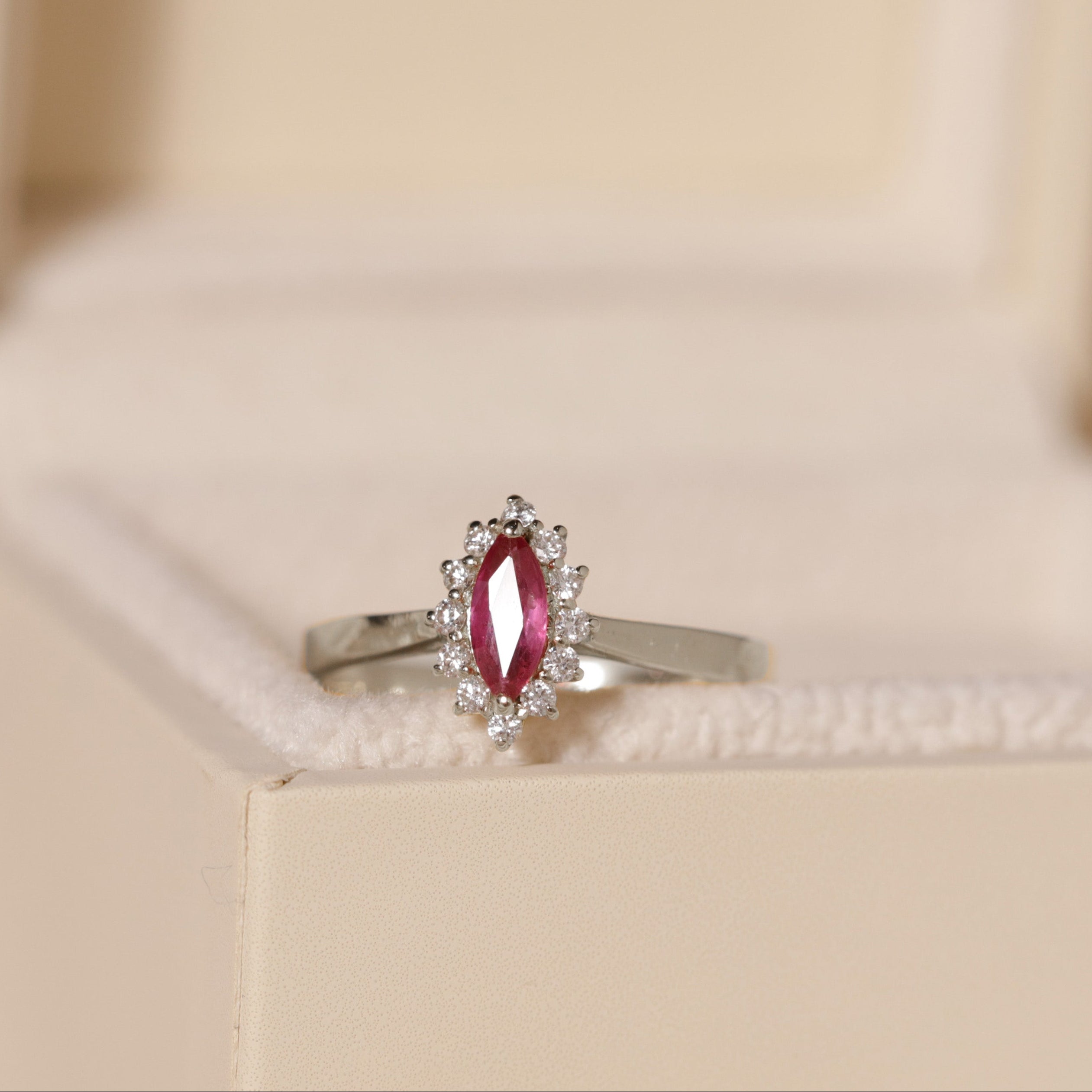 Bague marquise or blanc 18 carats rubis diamants songe