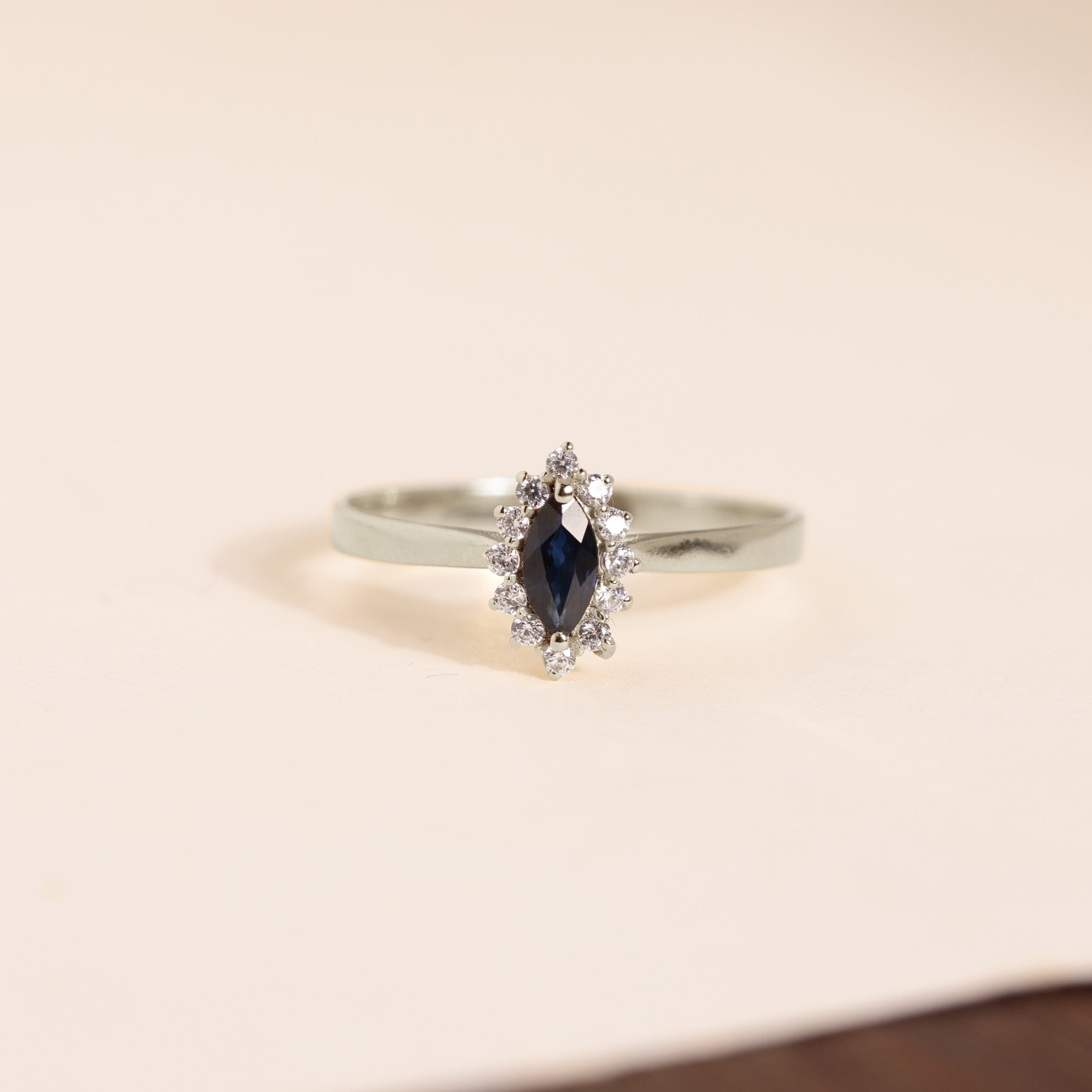 Bague marquise or blanc 18 carats saphir diamants songe