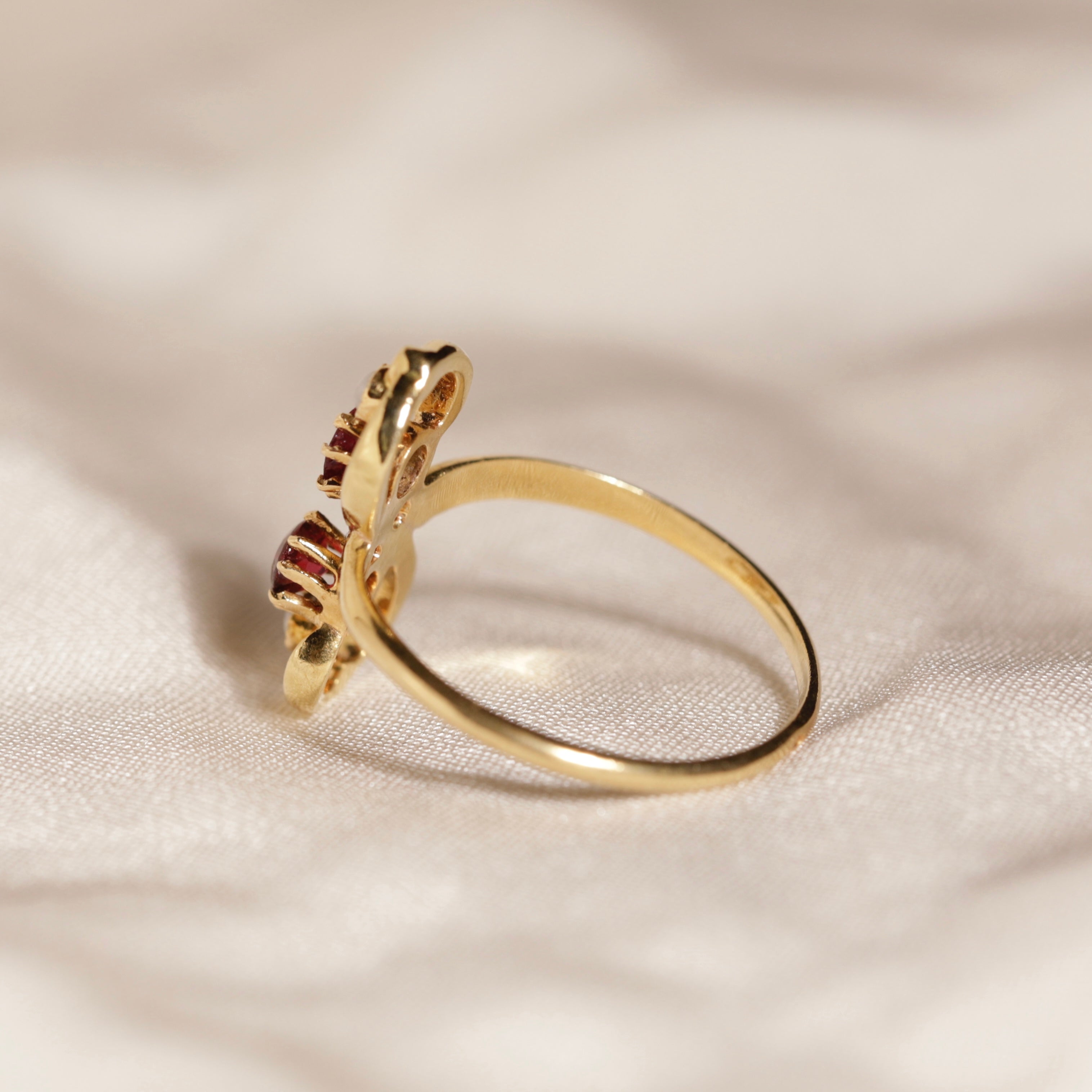 Bague vintage infini pierres rouges et perles