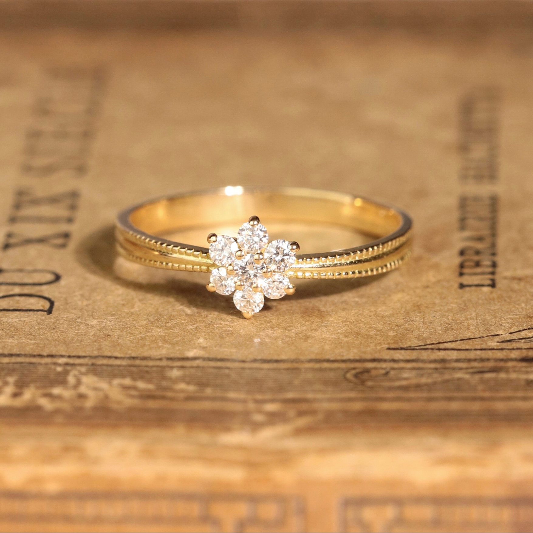 Bague Promesse · Bague fleur diamants et or - Main Image