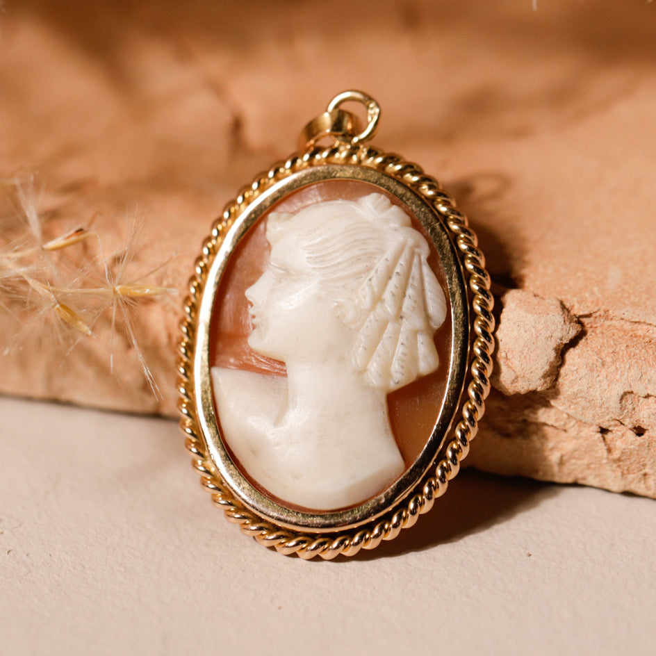 Pendentif vintage camée coquille femme