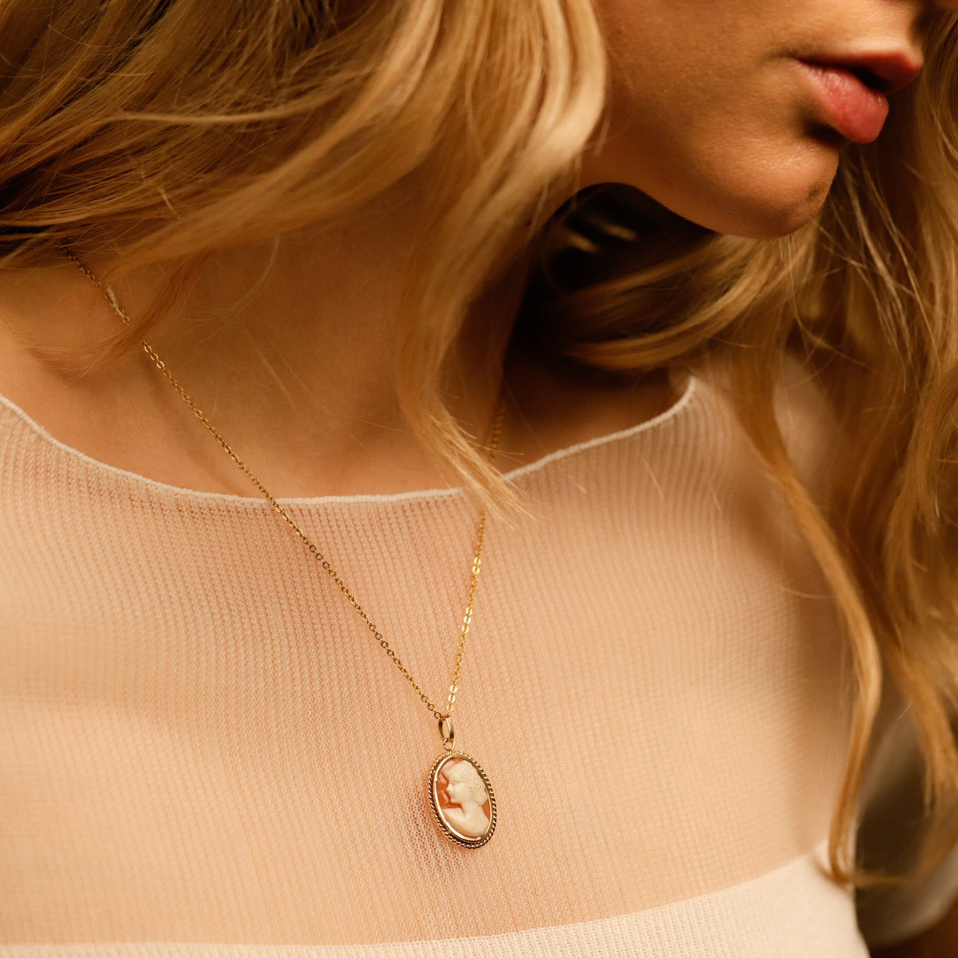 Pendentif vintage camée coquille femme