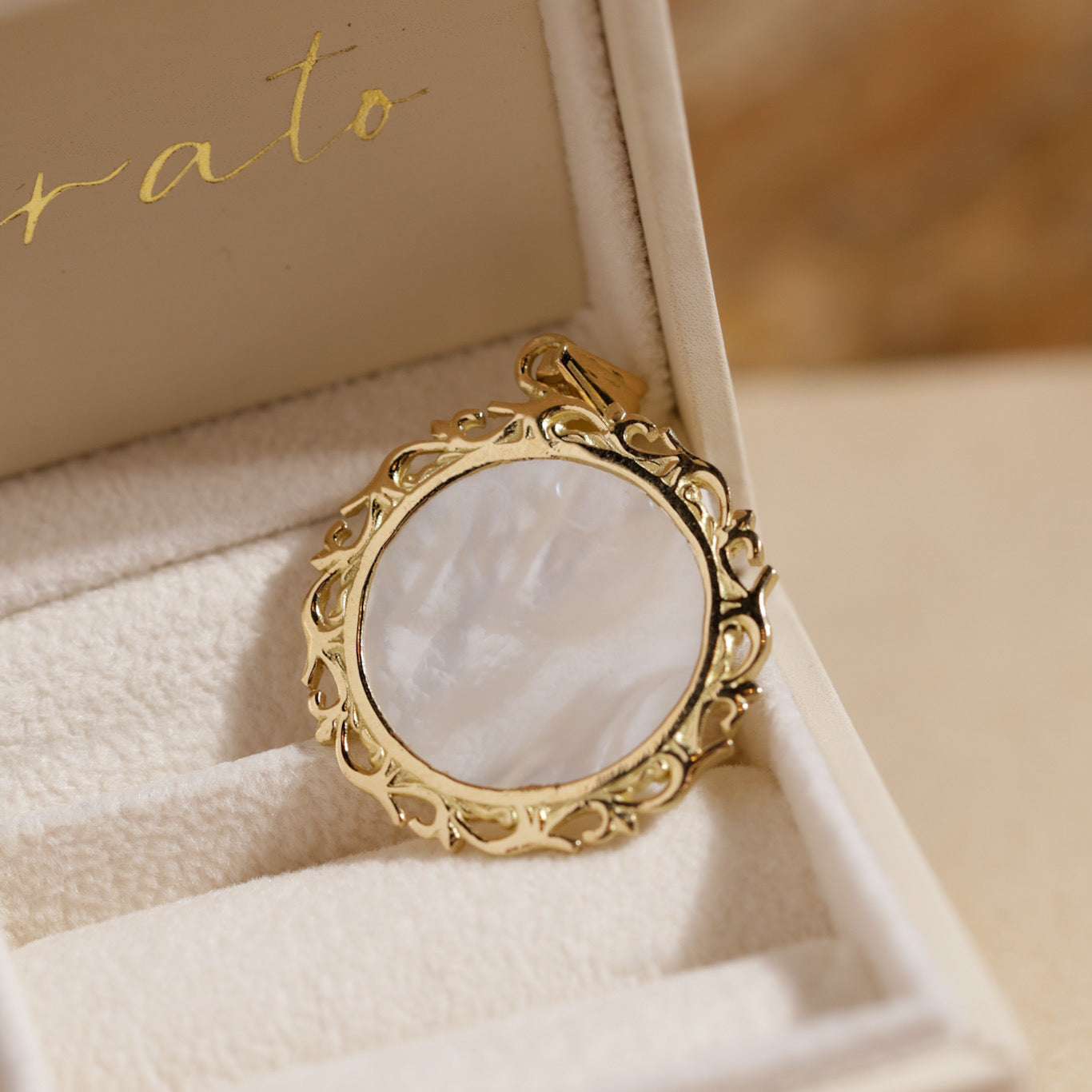 Pendentif or 18 carats nacre style vintage Lyra