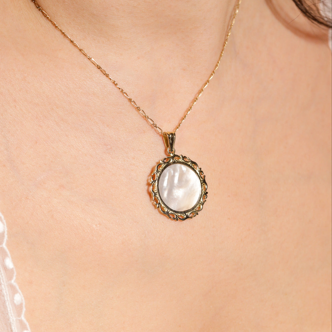 Pendentif or 18 carats nacre style vintage Lyra  2