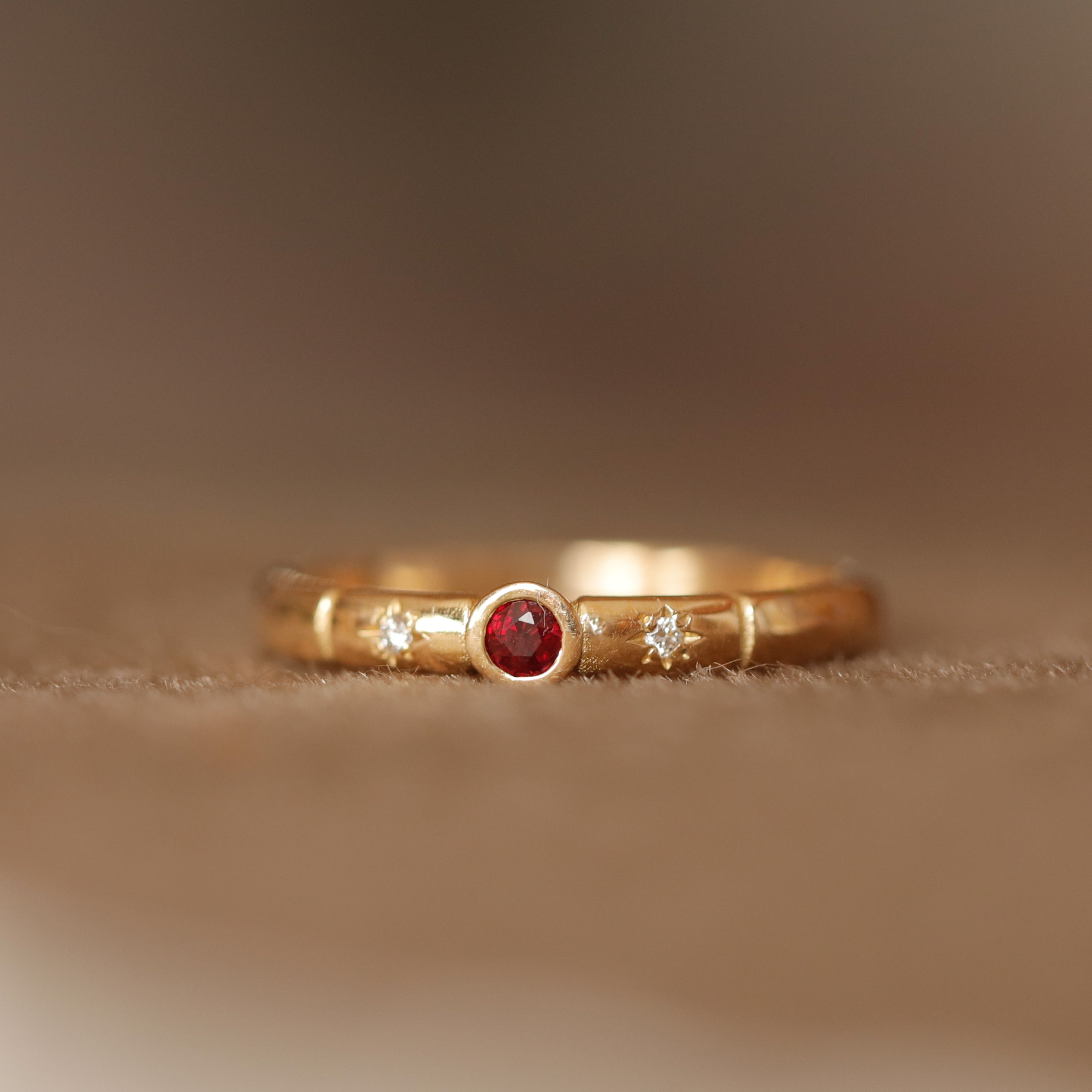 Bague de naissance serti étoilé rubis diamants or recyclé