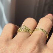 chevalière femme diamant et alliance gravée florale style médiéval or 18 carats