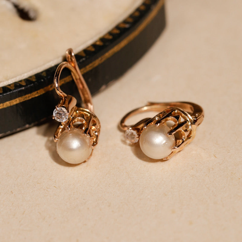 Dormeuses Pendantes Kristiana - Perles Blanches En Résine, Monture Alliage (neuf)