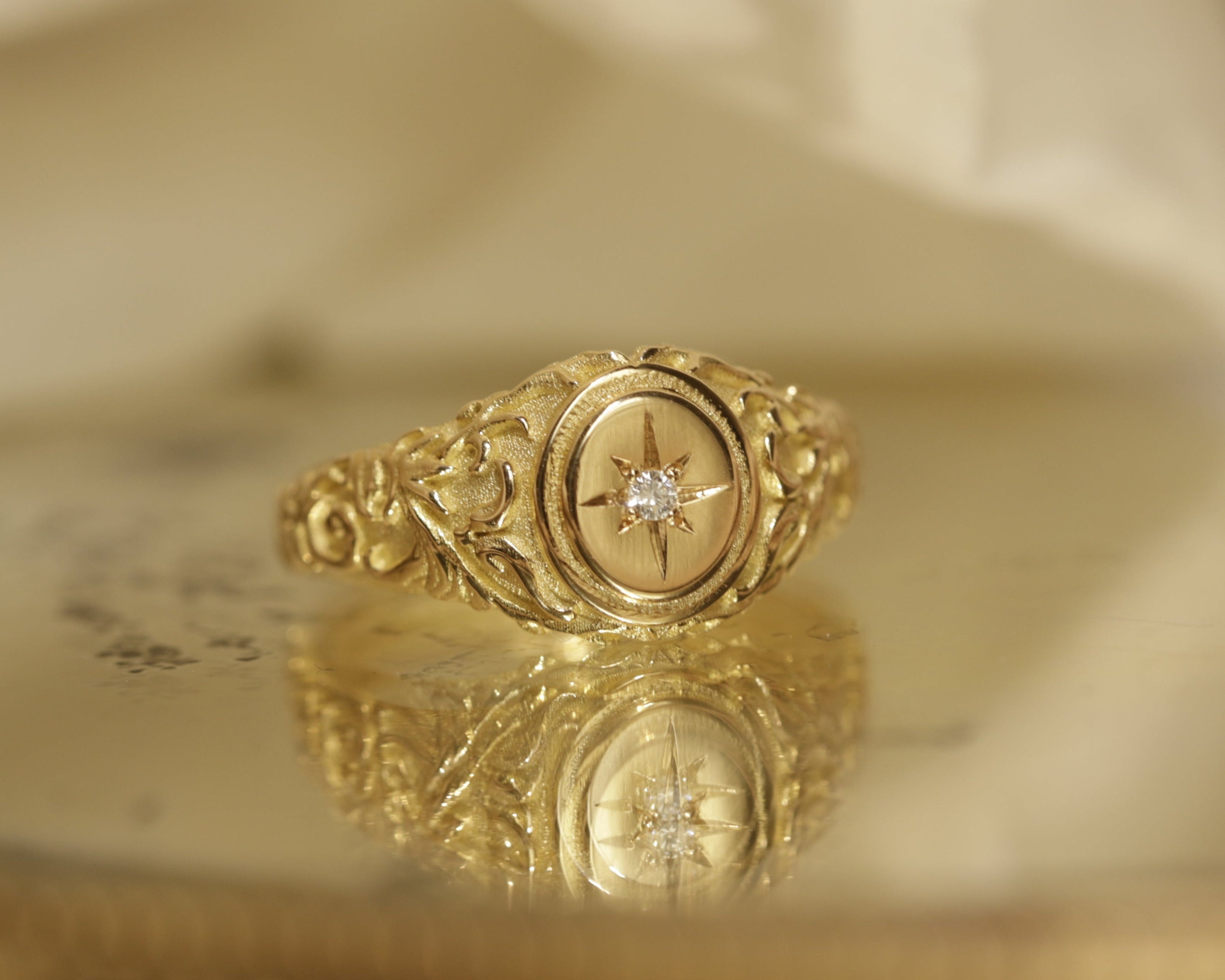 Chevalière diamant serti étoilé à motif feuillage