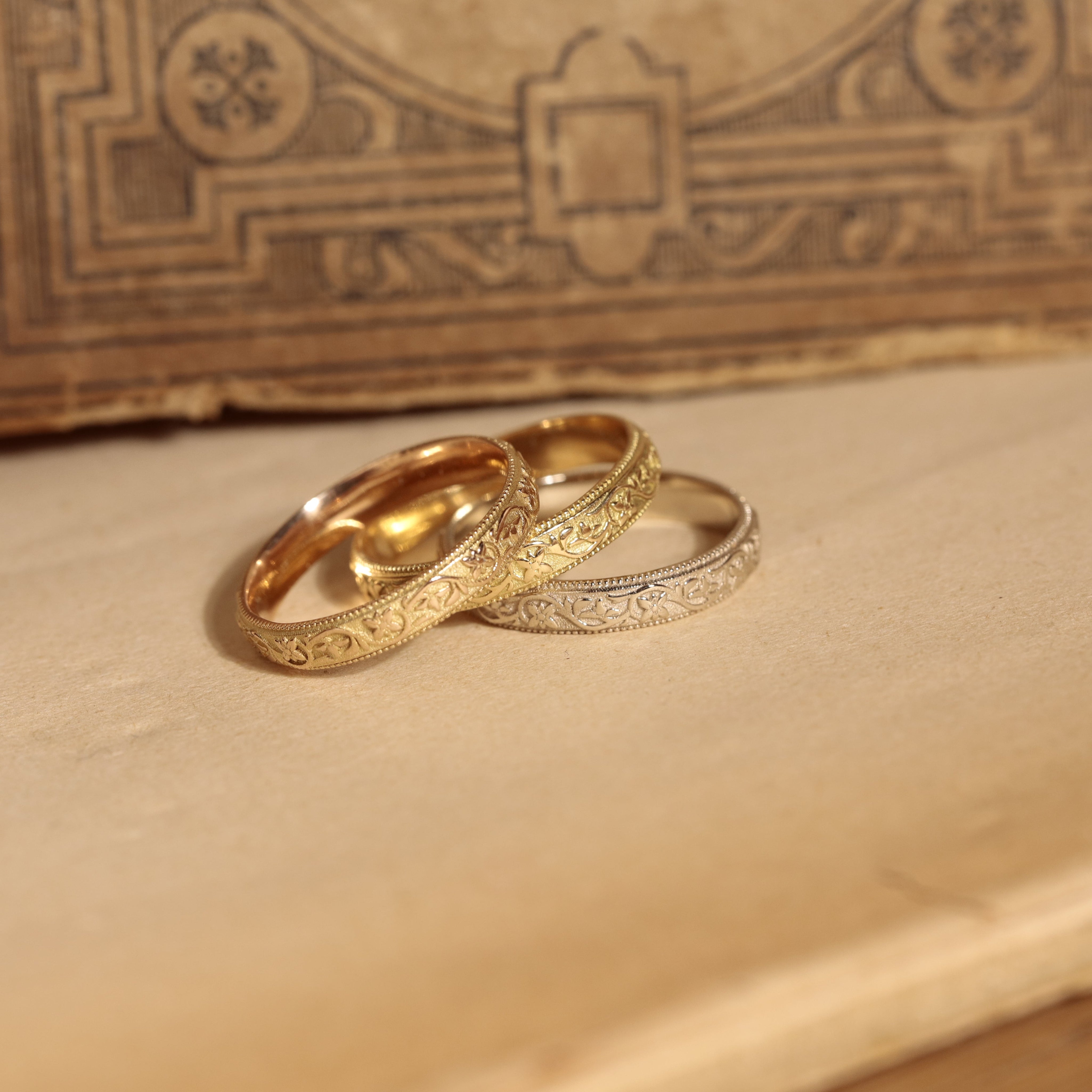 Alliances vintage en or 18 carats serties de saphirs 