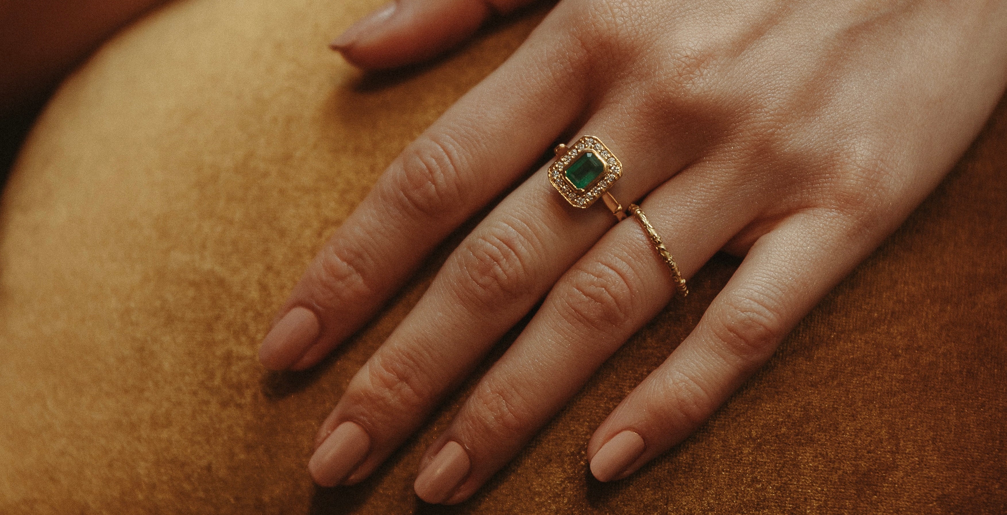 Bague jonc solitaire sertie d'une émeraude