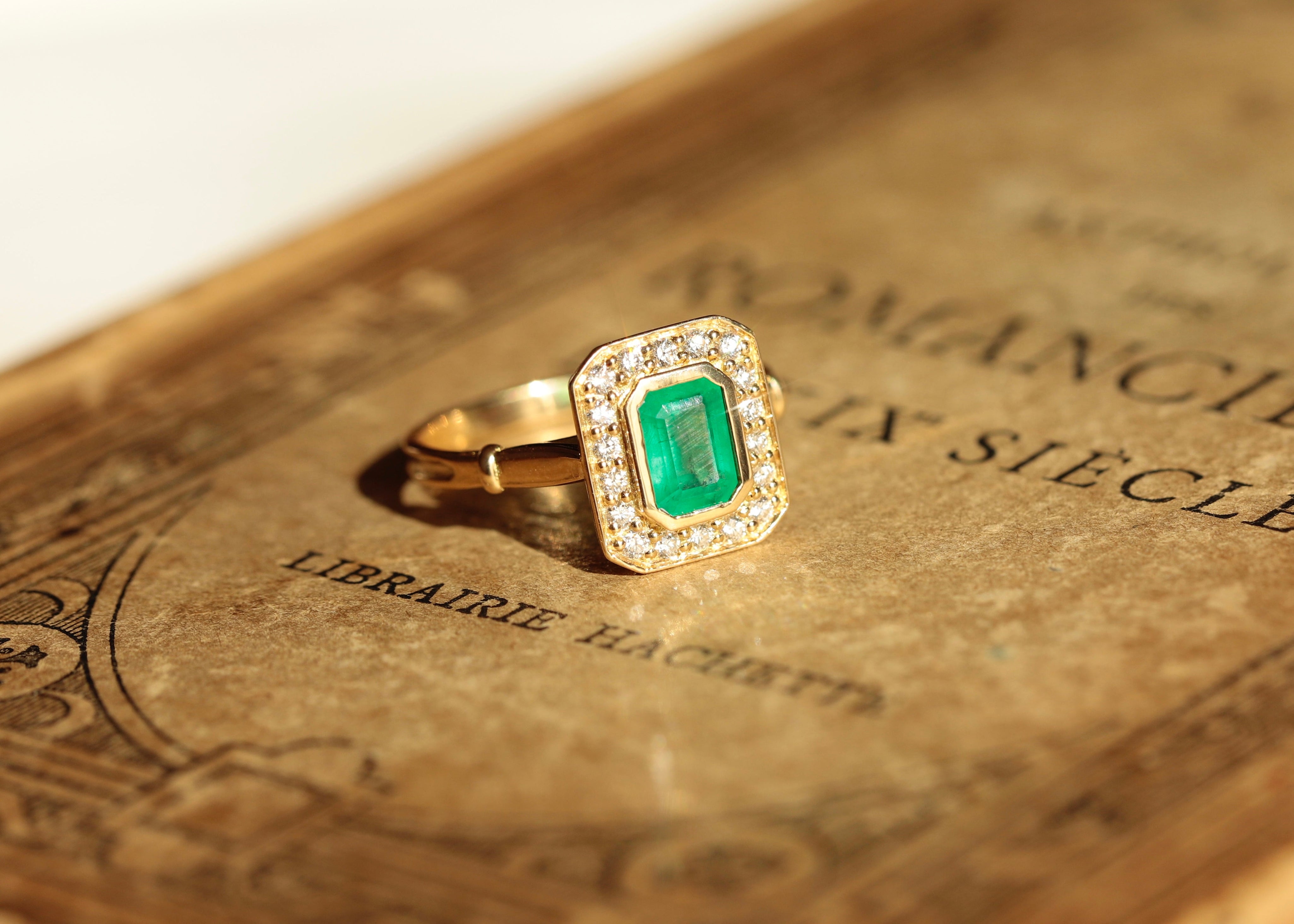 Bague jonc solitaire sertie d'une émeraude