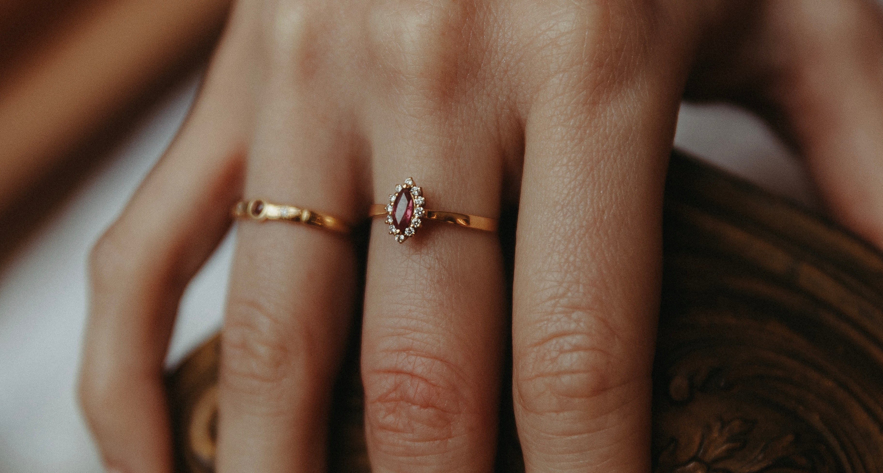 Bague marquise sertie d'un rubis dans un entourage de diamants