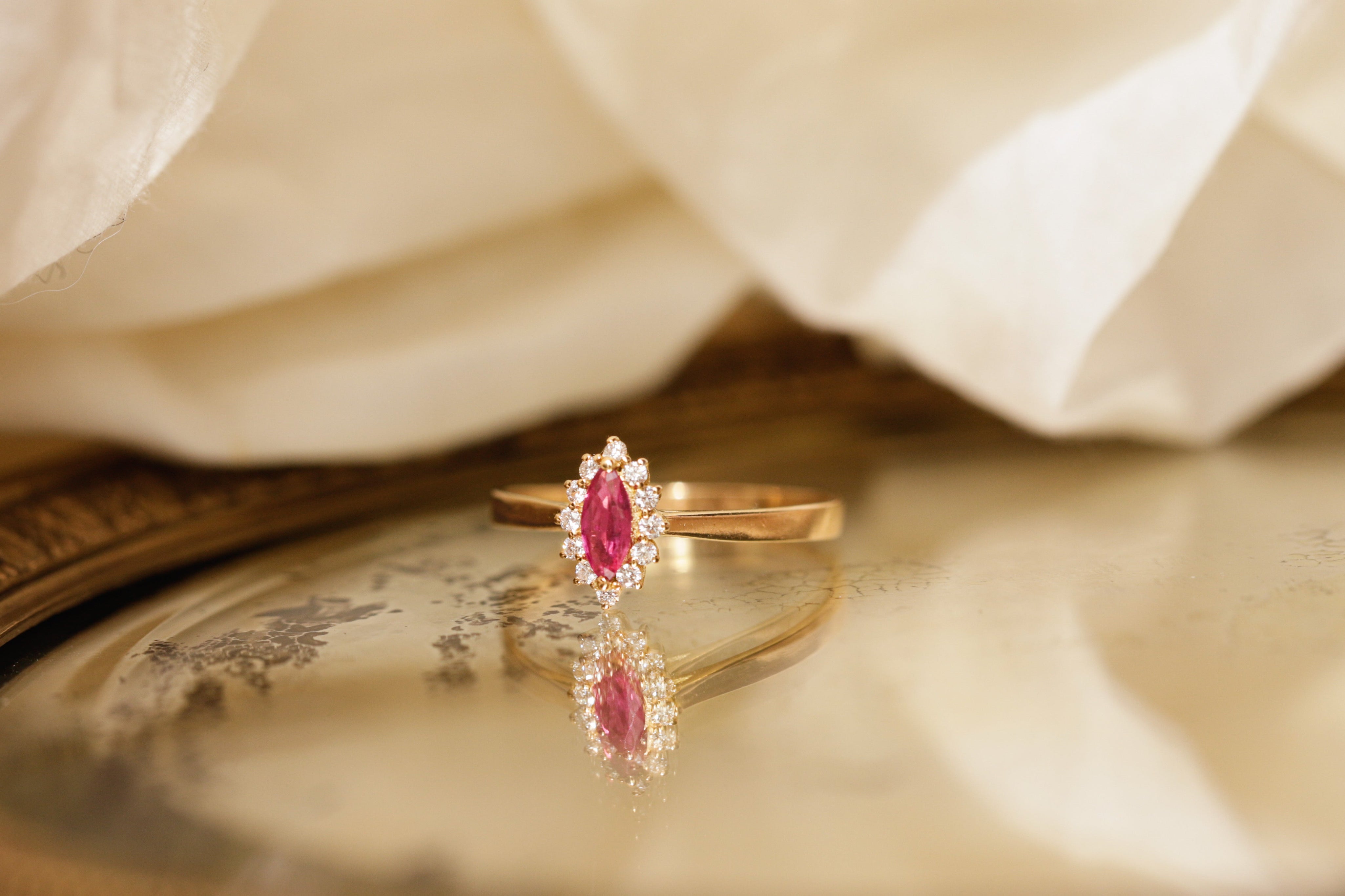 Bague marquise sertie d'un rubis dans un entourage de diamants