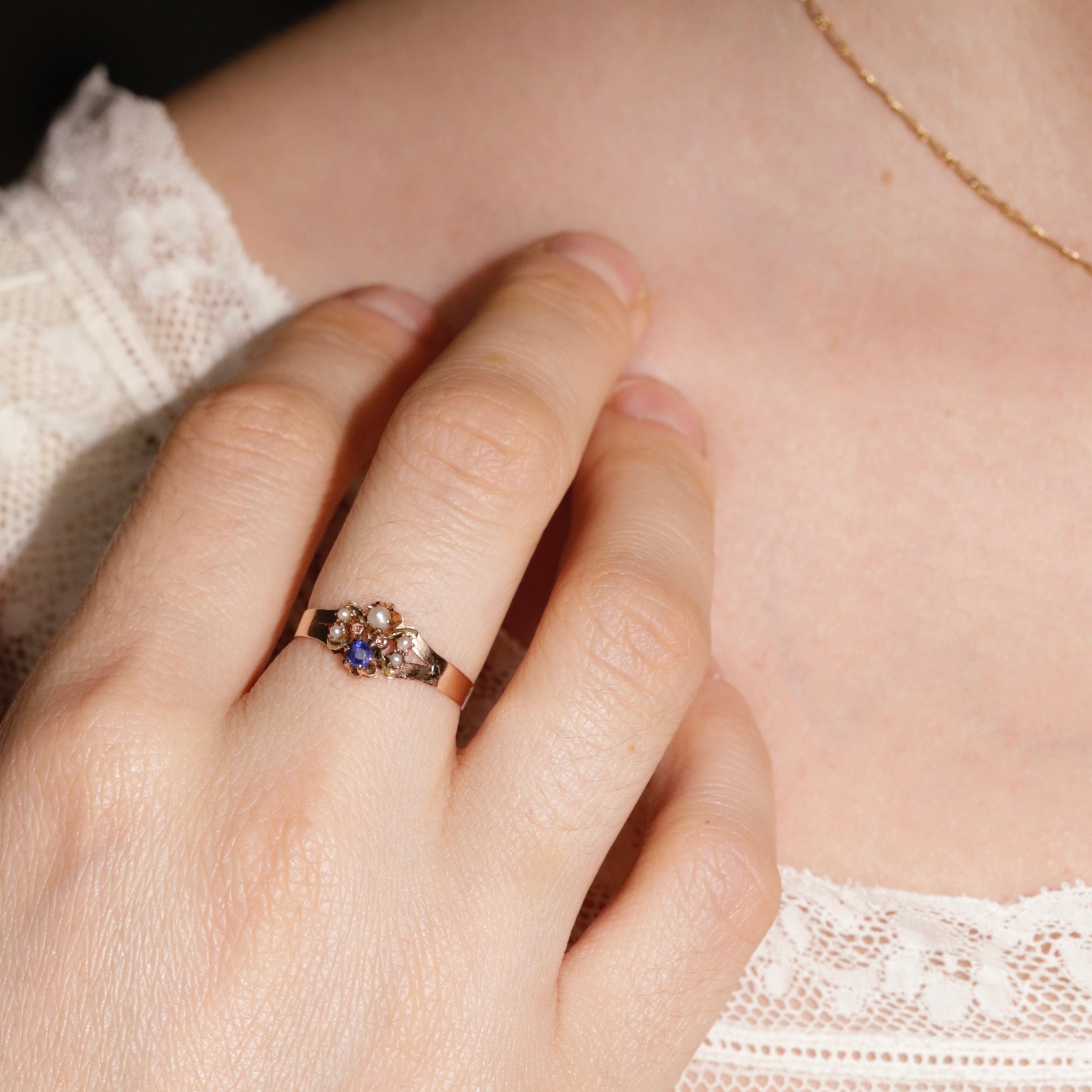 Bague ancienne perles et pierre bleue