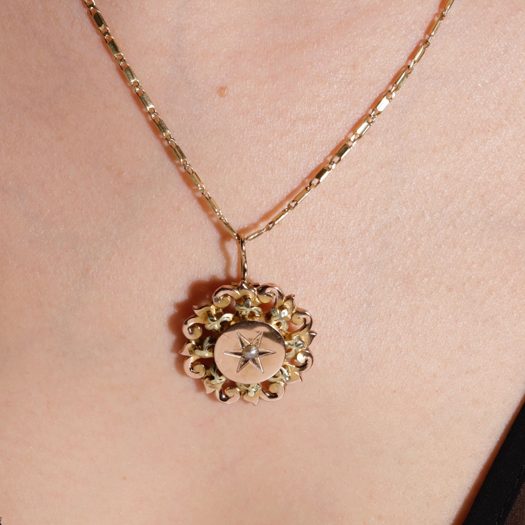 Pendentif à personnage féminin coiffée de nattes, en buste, quatre Pendentif à personnage féminin coiffée de nattes, en buste, quatre