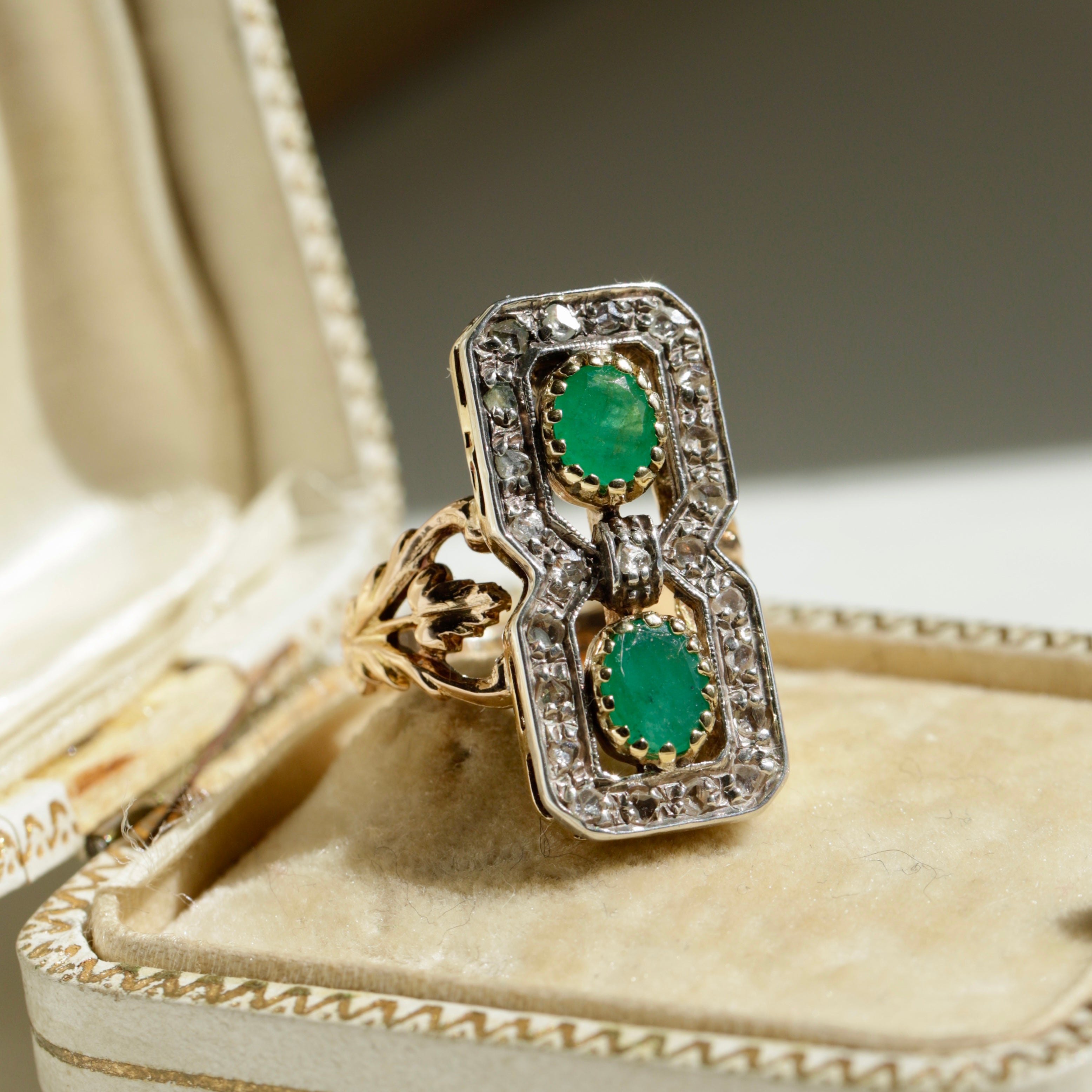 Bague ancienne rectangulaire émeraudes et diamants – Erato Paris