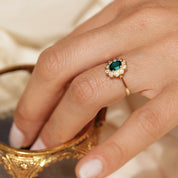 Bague Astrée · Bague marguerite émeraude et diamants style vintage