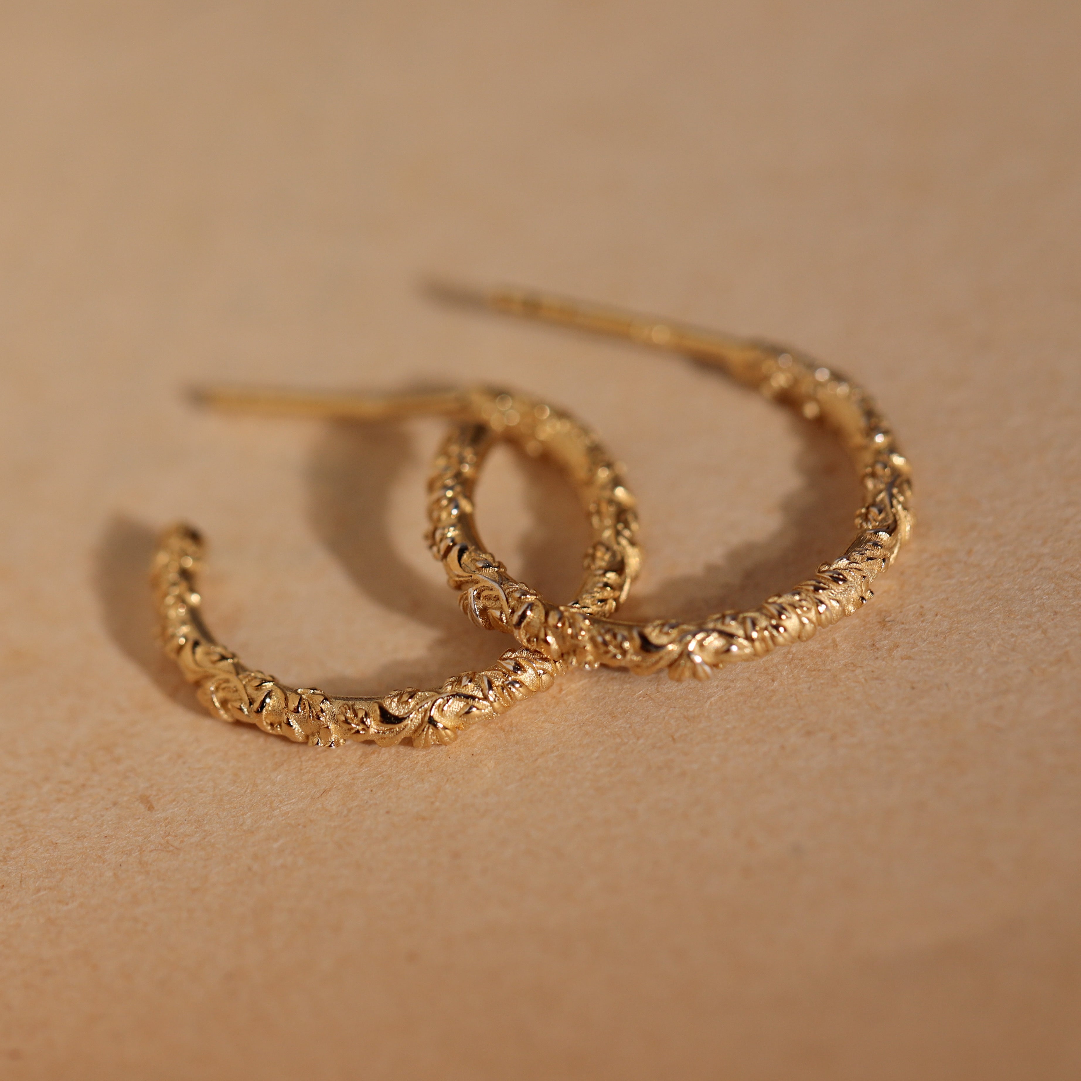 Créoles motif feuillage style vintage or 18 carats