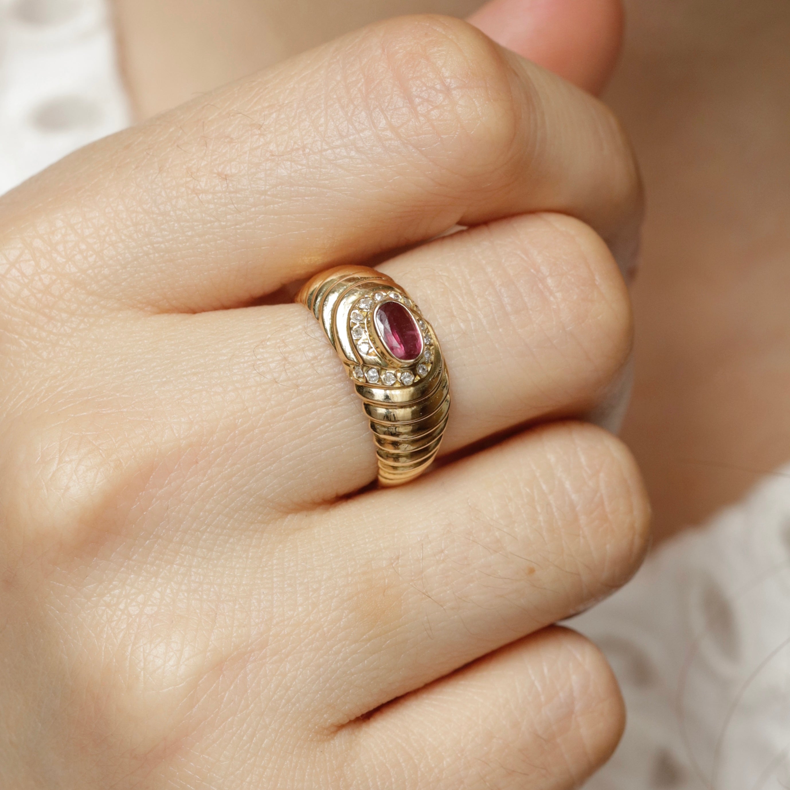 Bague godronnée rubis et diamants