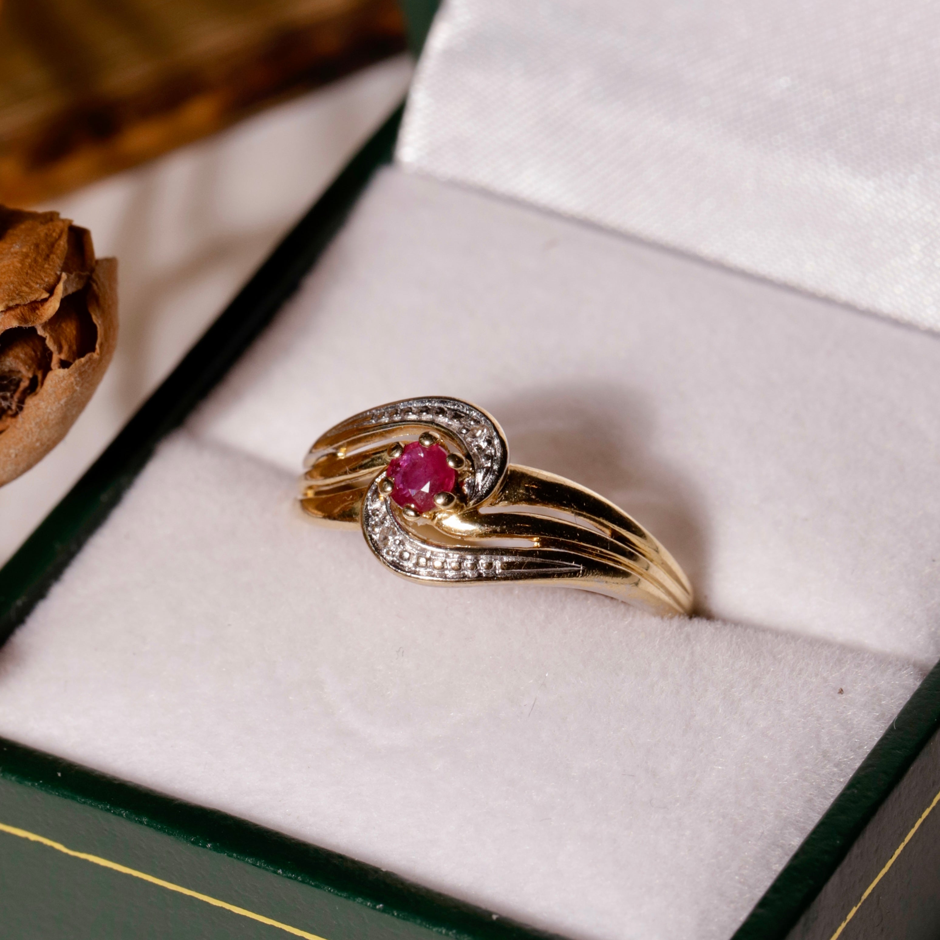 Bague vintage ajourée rubis