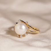 Bague bouton de perle zircones