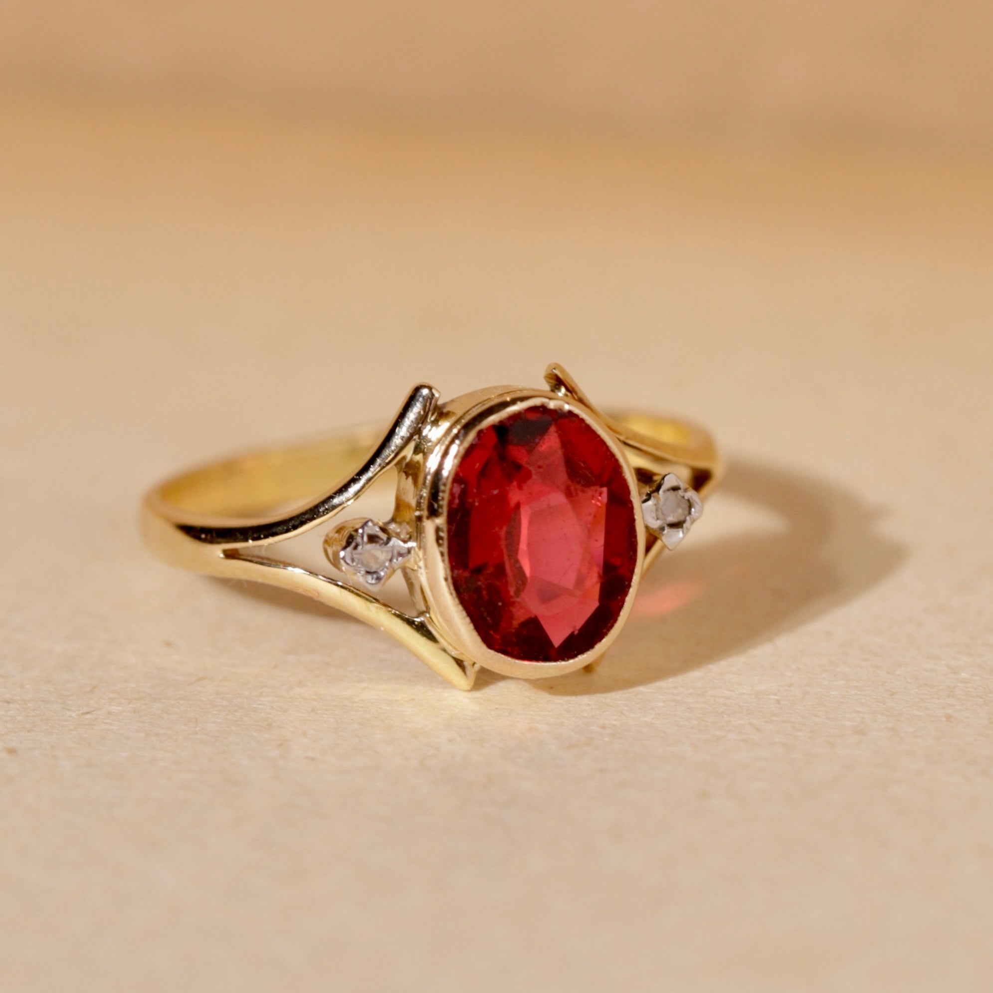 Bague vintage pierre rouge épaulée diamants
