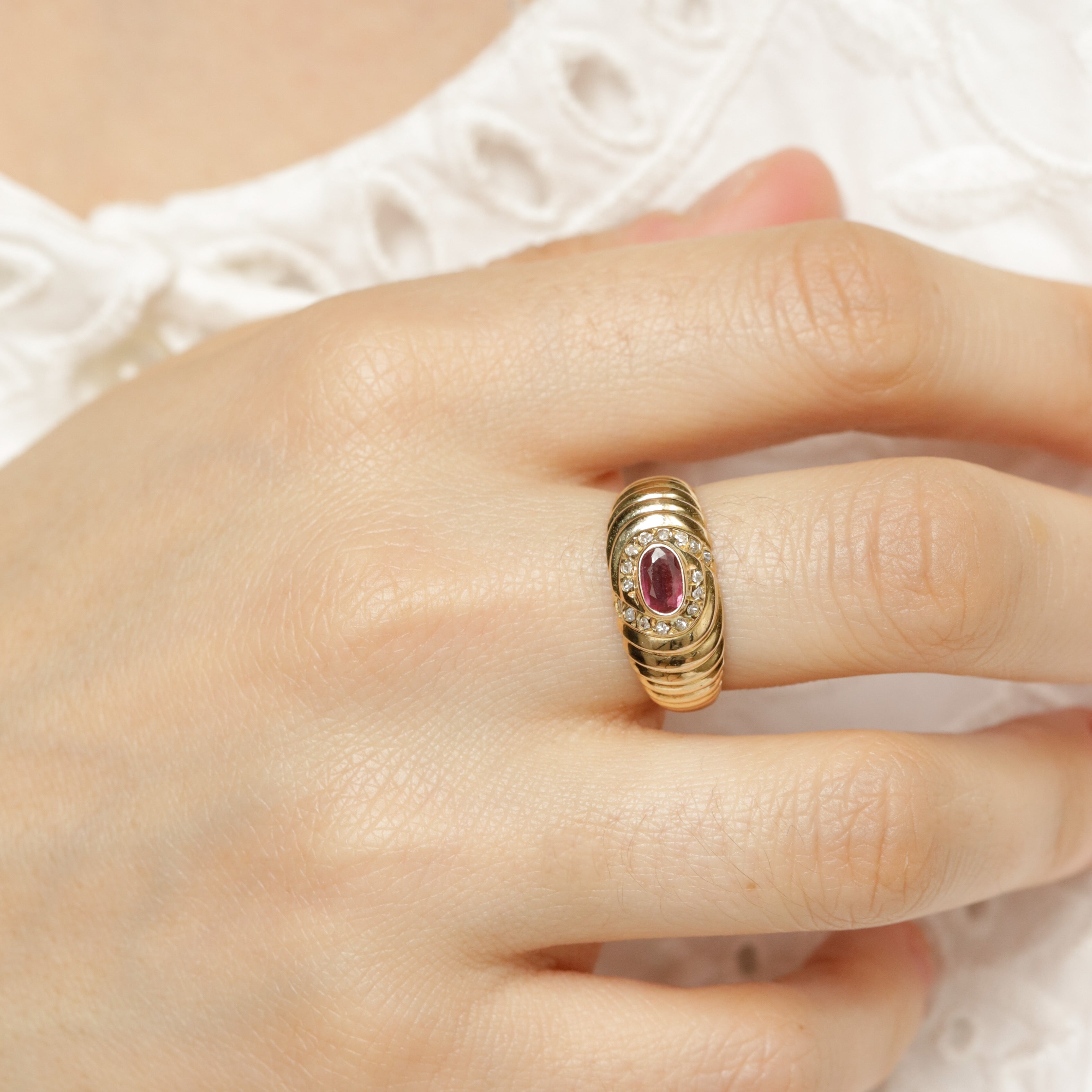 Bague godronnée rubis et diamants