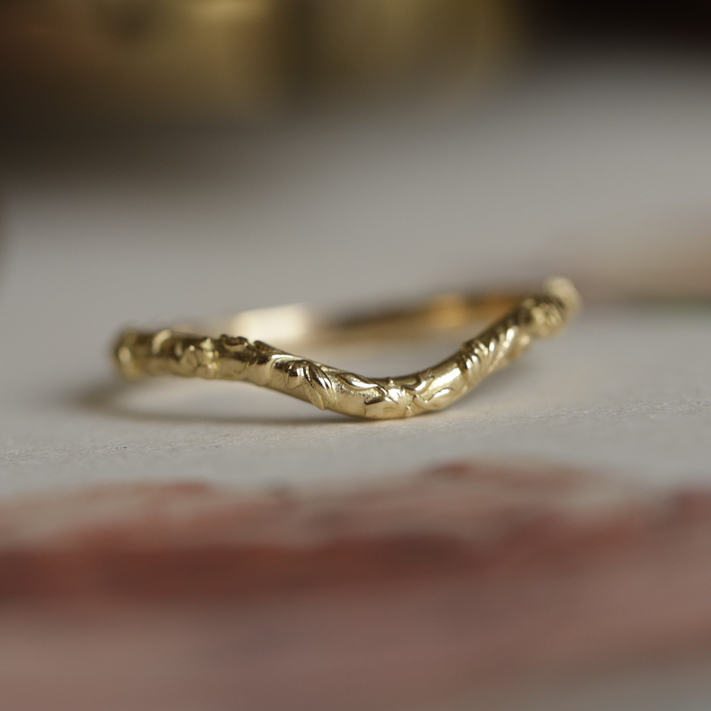 Alliance_U_en_or_18cts_carats_a_motif_feuillage.jpg