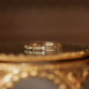 Alliance Hestia · Alliance à motifs floraux et diamants