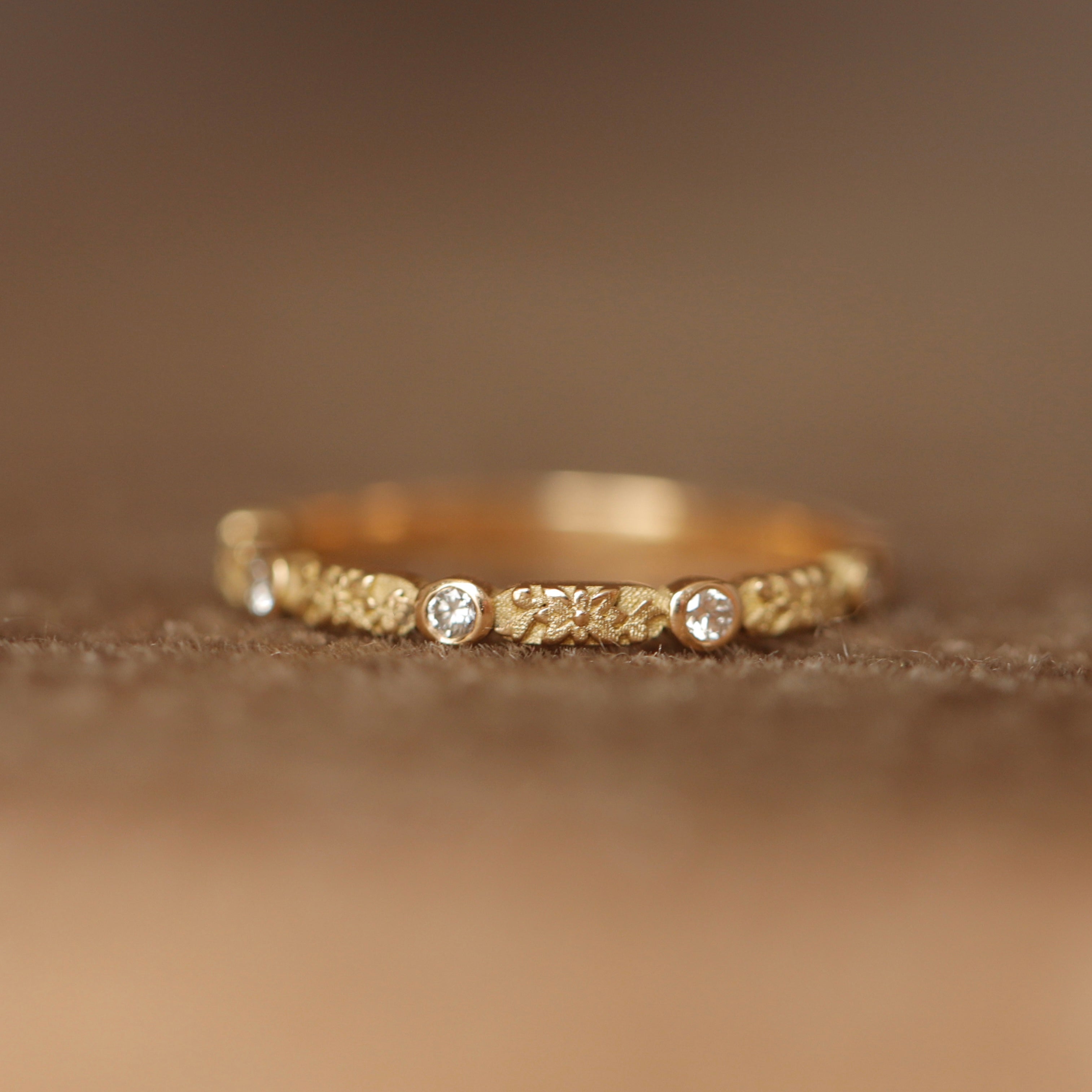 Alliance Hestia · Alliance à motifs floraux et diamants
