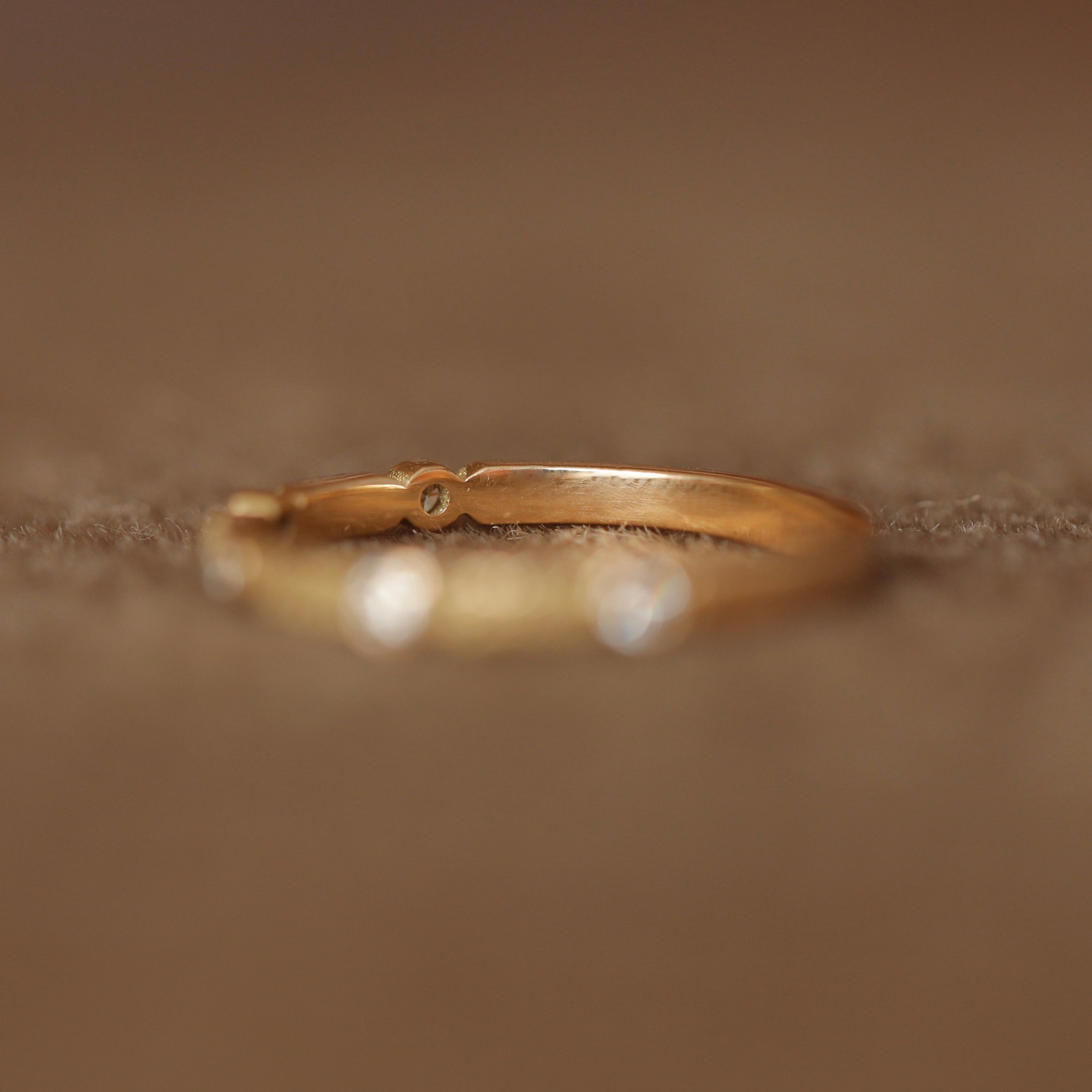 Alliance Hestia · Alliance à motifs floraux et diamants