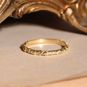 Anneau gravé à motif feuillage style ancien