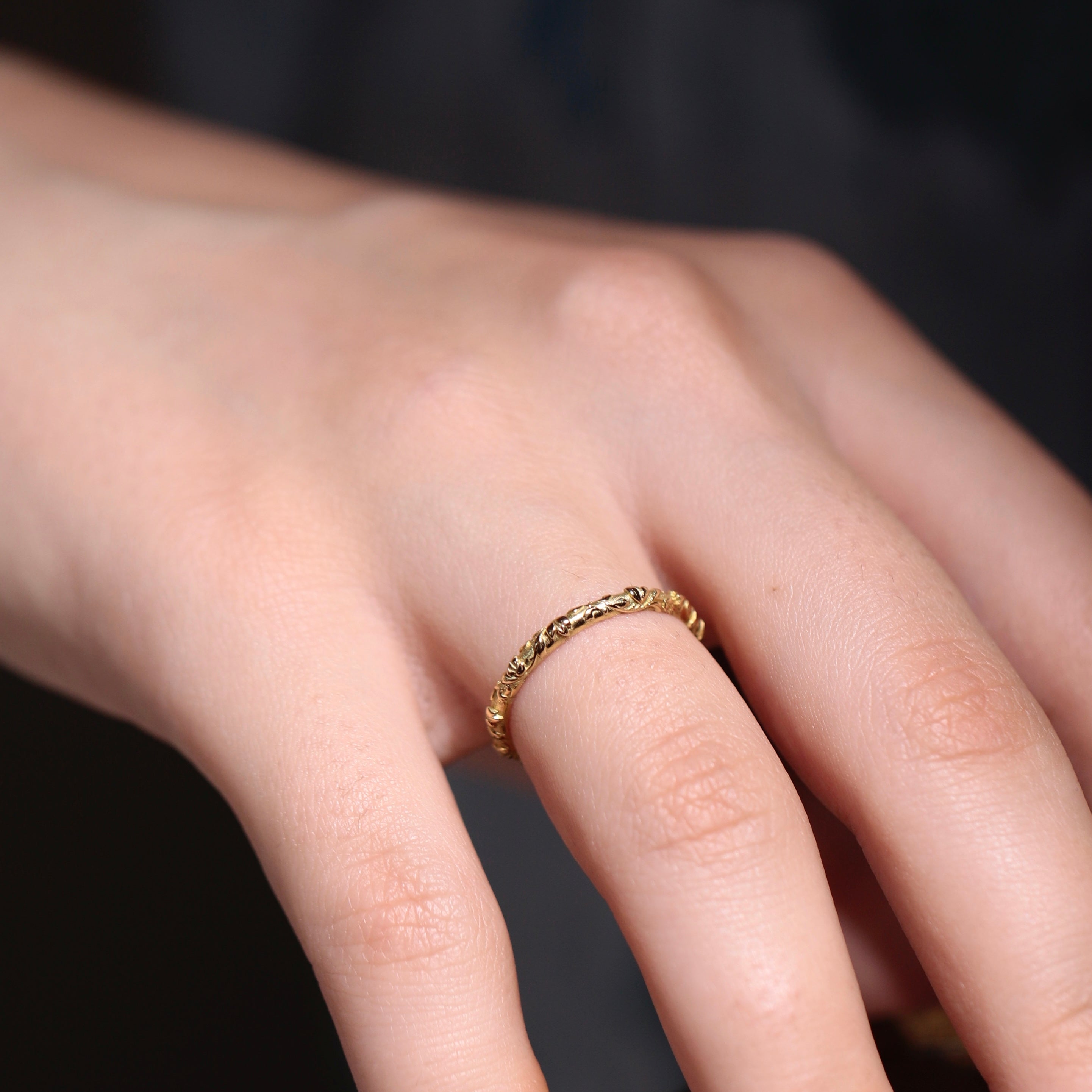 Alliance style ancien gravée motif feuillages
